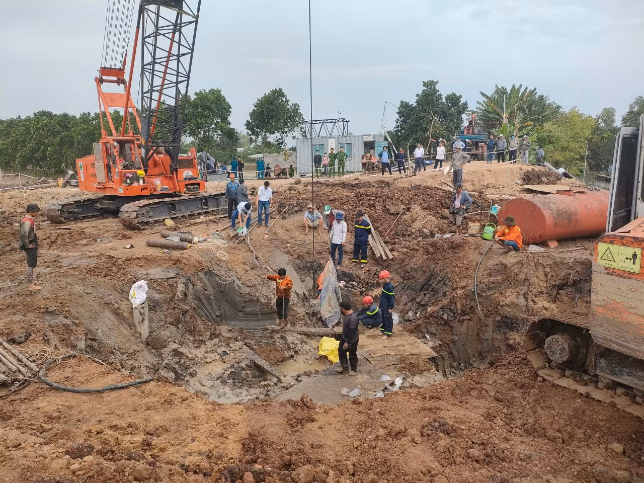 Ngay sau khi nhận được thông tin, lực lượng cứu hộ đã được huy động tới hiện trường với nỗ lực bằng mọi giá cứu hộ thành công bé trai bị mắc kẹt. Ngay sau khi nhận được thông tin, lực lượng cứu hộ đã được huy động tới hiện trường với nỗ lực bằng mọi giá cứu hộ thành công bé trai bị mắc kẹt.