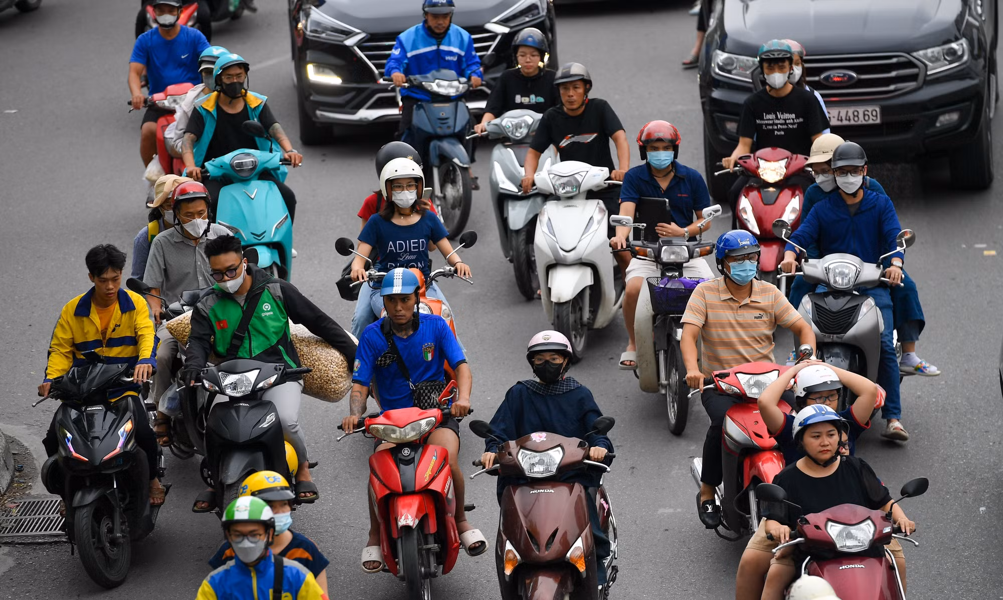 Tại ngã Tư Sở, cuối giờ chiều ngày 4/9, lưu lượng giao thông đã trở nên đông đúc hơn. (Ảnh: THÀNH ĐẠT) Tại ngã Tư Sở, cuối giờ chiều ngày 4/9, lưu lượng giao thông đã trở nên đông đúc hơn. (Ảnh: THÀNH ĐẠT)