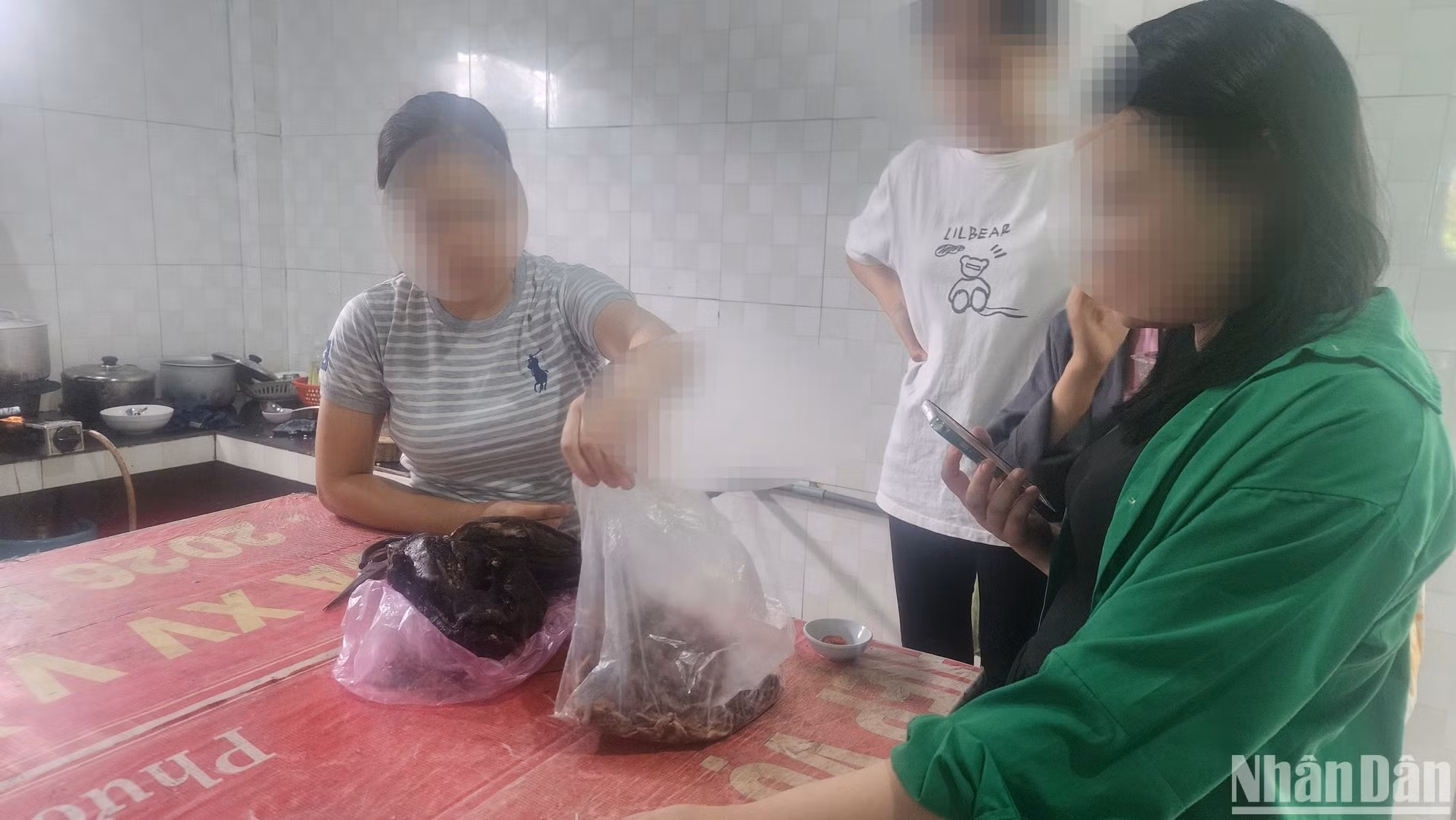 Chủ quán Út N. trên đường Nguyễn Chí Thanh (Khâm Đức, Phước Sơn) mang 2 túi đựng thịt thú rừng được quảng cáo là voọc sấy khô ra chào mời. Phần thịt bên trái còn nguyên khúc xương đùi. Bằng mắt thường có thể thấy đây giống như chi sau của một động vật linh trưởng cỡ nhỏ. Chủ quán Út N. trên đường Nguyễn Chí Thanh (Khâm Đức, Phước Sơn) mang 2 túi đựng thịt thú rừng được quảng cáo là voọc sấy khô ra chào mời. Phần thịt bên trái còn nguyên khúc xương đùi. Bằng mắt thường có thể thấy đây giống như chi sau của một động vật linh trưởng cỡ nhỏ.