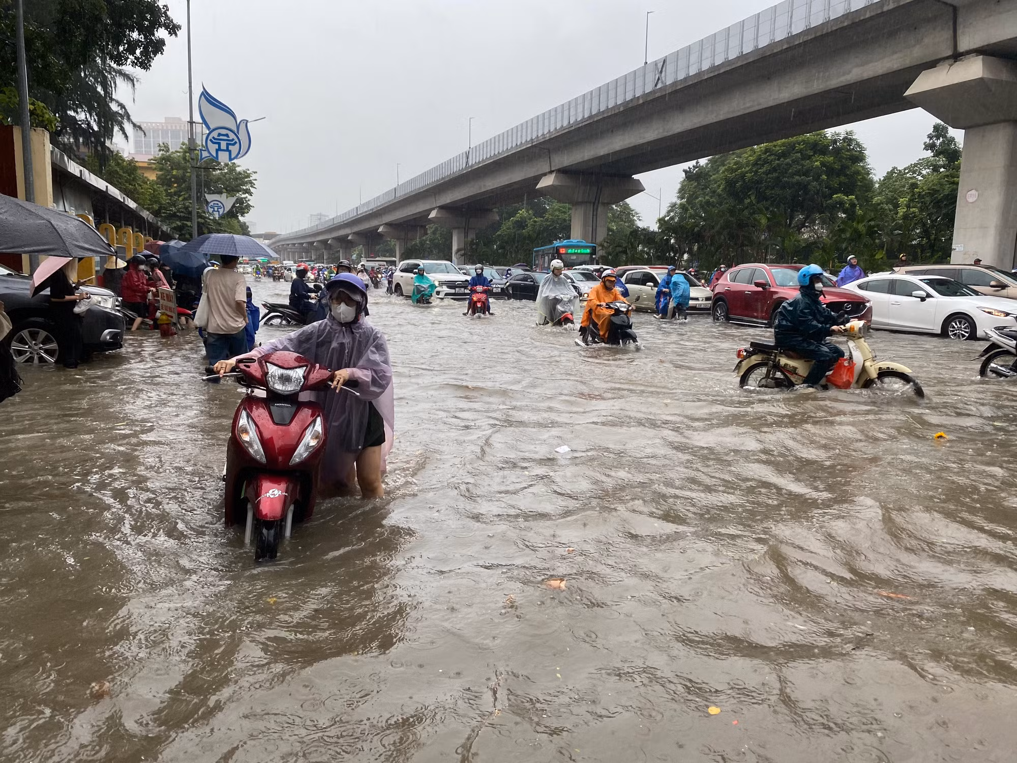 Càng về gần trưa, mưa ngập càng trở nên nghiêm trọng. Càng về gần trưa, mưa ngập càng trở nên nghiêm trọng.