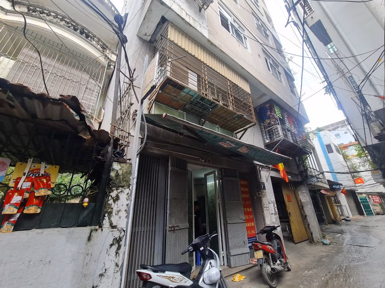 Tuy nhiên, đây cũng là loại hình nhà ở tiềm ẩn nhiều nguy cơ về an toàn phòng cháy, chữa cháy. Trước đó, Bộ Xây dựng từng có văn bản gửi Ủy ban nhân dân các tỉnh, thành phố trực thuộc Trung ương đề nghị tăng cường công tác thanh tra, kiểm tra phát hiện và xử lý nghiêm các trường hợp vi phạm pháp luật về trật tự xây dựng, đặc biệt đối với việc xây dựng nhà ở riêng lẻ thiết kế nhiều tầng, nhiều căn hộ ở (dạng chung cư mini - PV). Tuy nhiên, đây cũng là loại hình nhà ở tiềm ẩn nhiều nguy cơ về an toàn phòng cháy, chữa cháy. Trước đó, Bộ Xây dựng từng có văn bản gửi Ủy ban nhân dân các tỉnh, thành phố trực thuộc Trung ương đề nghị tăng cường công tác thanh tra, kiểm tra phát hiện và xử lý nghiêm các trường hợp vi phạm pháp luật về trật tự xây dựng, đặc biệt đối với việc xây dựng nhà ở riêng lẻ thiết kế nhiều tầng, nhiều căn hộ ở (dạng chung cư mini - PV).