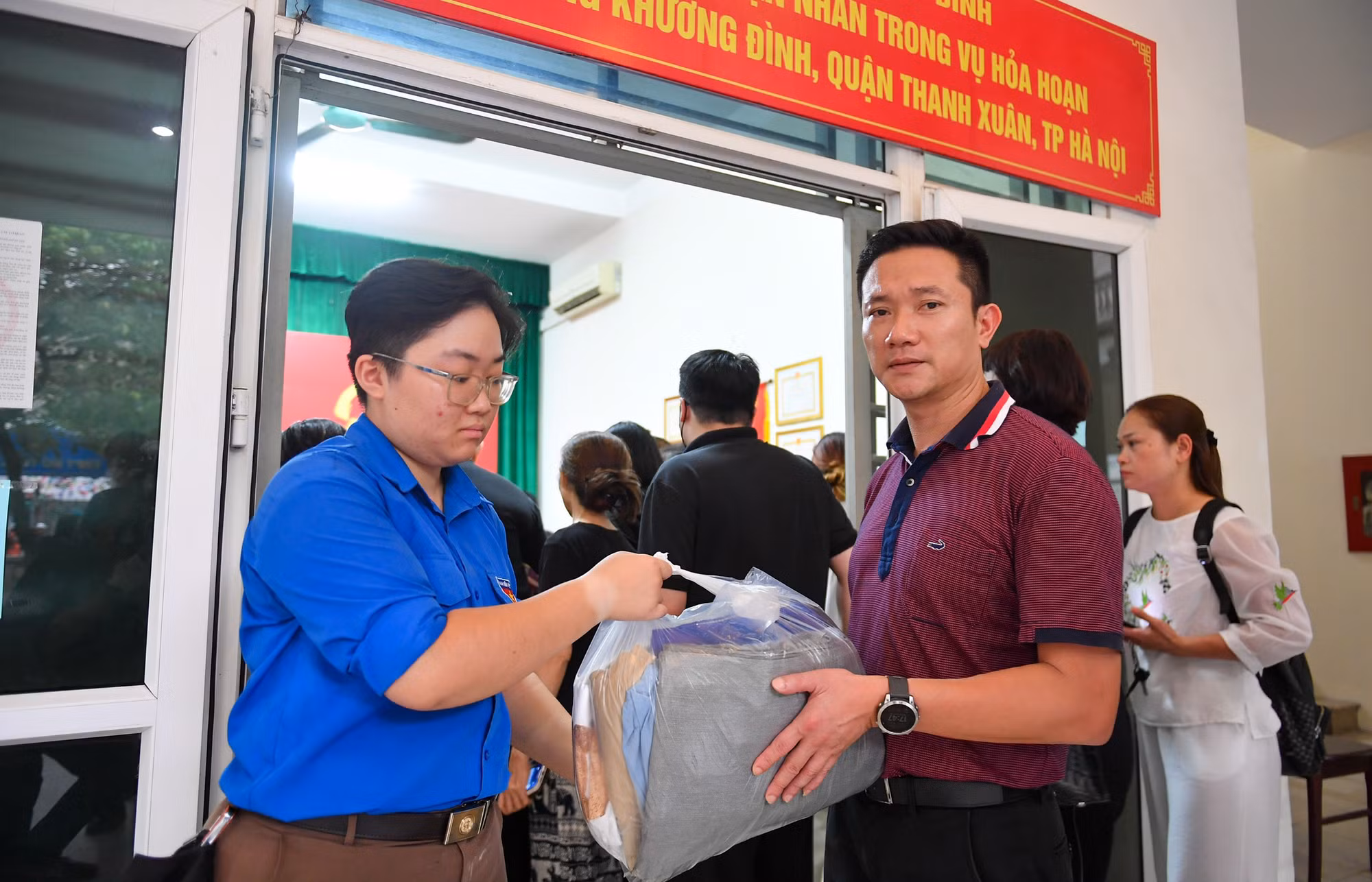 Anh Tú cùng túi quần áo đã được giặt giũ, xếp gọn gàng của mình. "Dù ít ỏi, nhưng đây là tấm lòng của chúng tôi gửi tới mọi người", anh Tú nói.