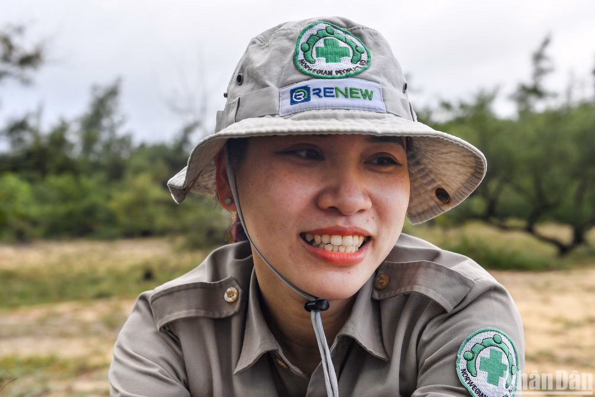 Hành trình người đội trưởng Ngô Thiện Khiết để lại vẫn được tiếp nối bởi chính con trai, con dâu và những người đồng đội của anh. Trong ảnh là chị Trần Thị Mỹ Lệ, con dâu của đội trưởng Khiết. Hiện chị Lệ đang là thành viên của Đội xử lý lưu động thuộc dự án NPA/RENEW tại Quảng Trị. Hành trình người đội trưởng Ngô Thiện Khiết để lại vẫn được tiếp nối bởi chính con trai, con dâu và những người đồng đội của anh. Trong ảnh là chị Trần Thị Mỹ Lệ, con dâu của đội trưởng Khiết. Hiện chị Lệ đang là thành viên của Đội xử lý lưu động thuộc dự án NPA/RENEW tại Quảng Trị.
