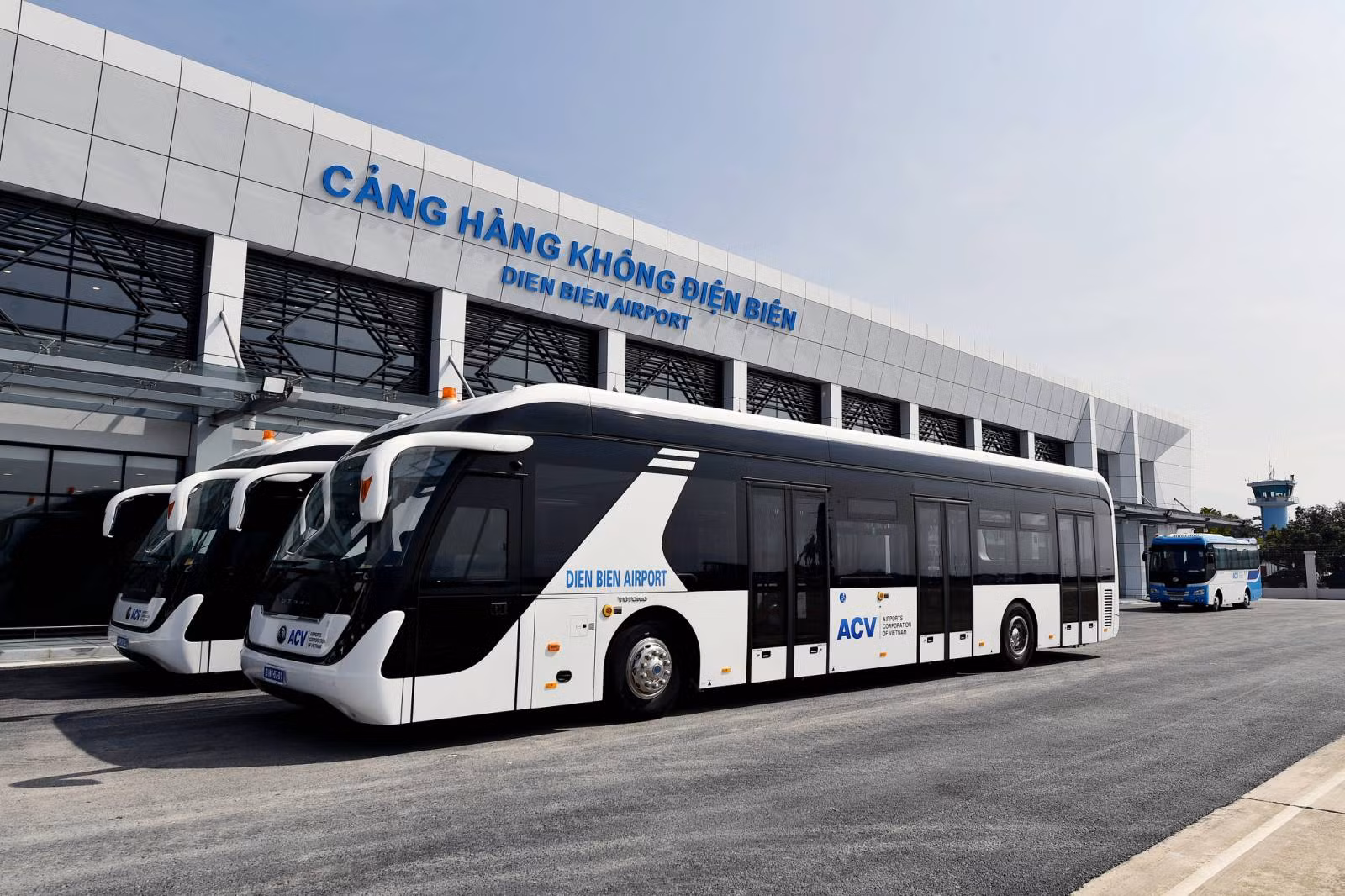 Vietnam Airlines và Cảng hàng không Điện Biên đã sẵn sàng chào đón chuyến bay đầu tiên khai thác bằng máy bay cỡ lớn, sau 8 tháng sân bay này đóng cửa để thi công. Vietnam Airlines và Cảng hàng không Điện Biên đã sẵn sàng chào đón chuyến bay đầu tiên khai thác bằng máy bay cỡ lớn, sau 8 tháng sân bay này đóng cửa để thi công.