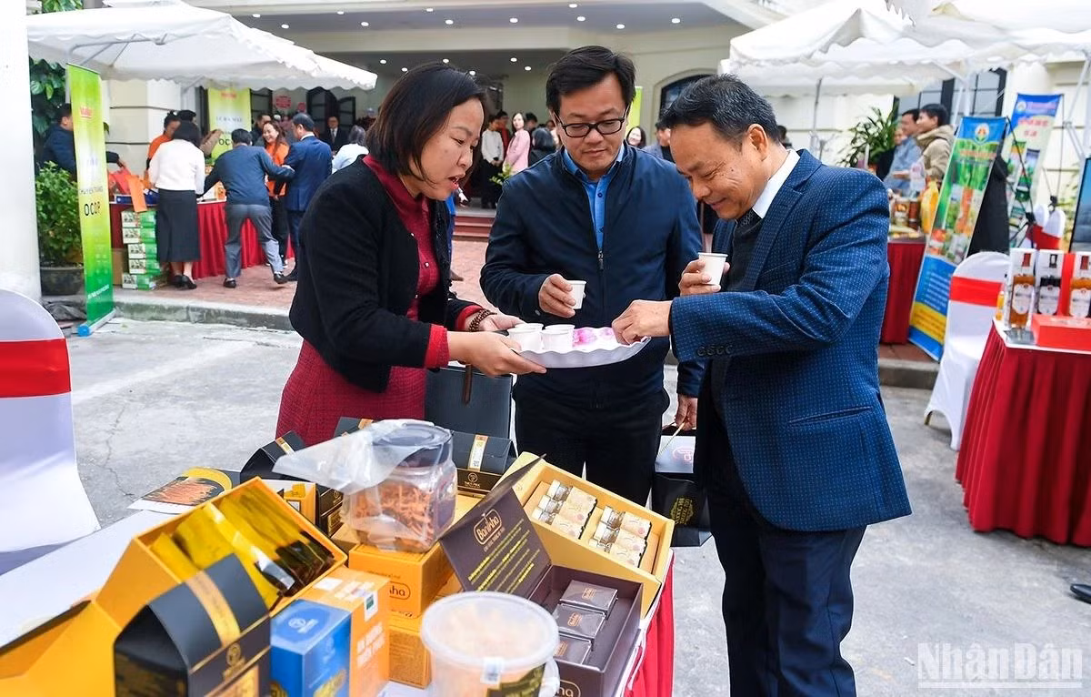 Bà Nguyễn Thị Hồng giới thiệu các sản phẩm OCOP tới khách tham quan.