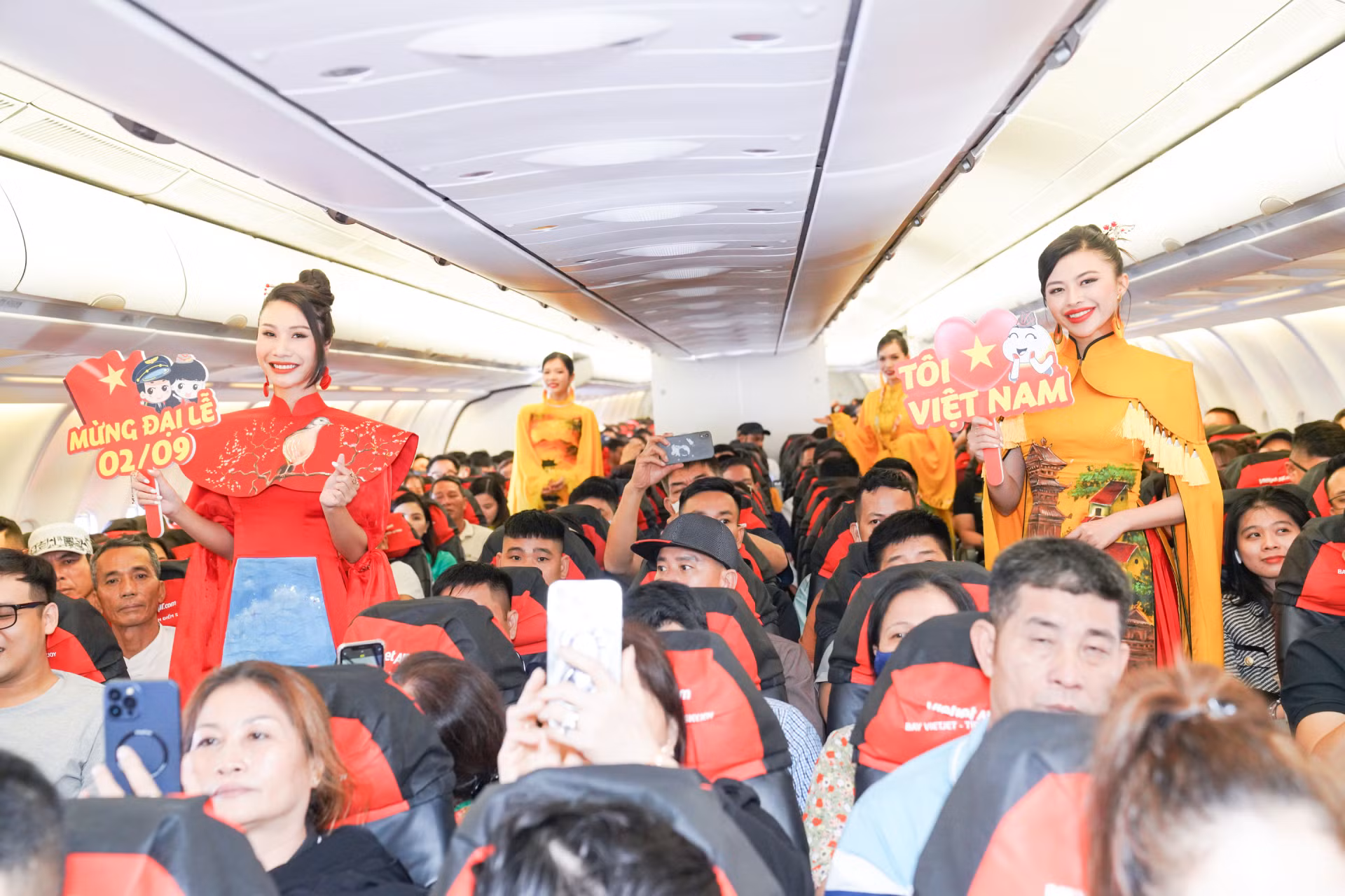 Trên độ cao 10.000m, hành khách đã bất ngờ trở thành khán giả của một màn trình diễn trang phục dân tộc áo dài chào mừng ngày Quốc khánh của các tiếp viên hàng không.