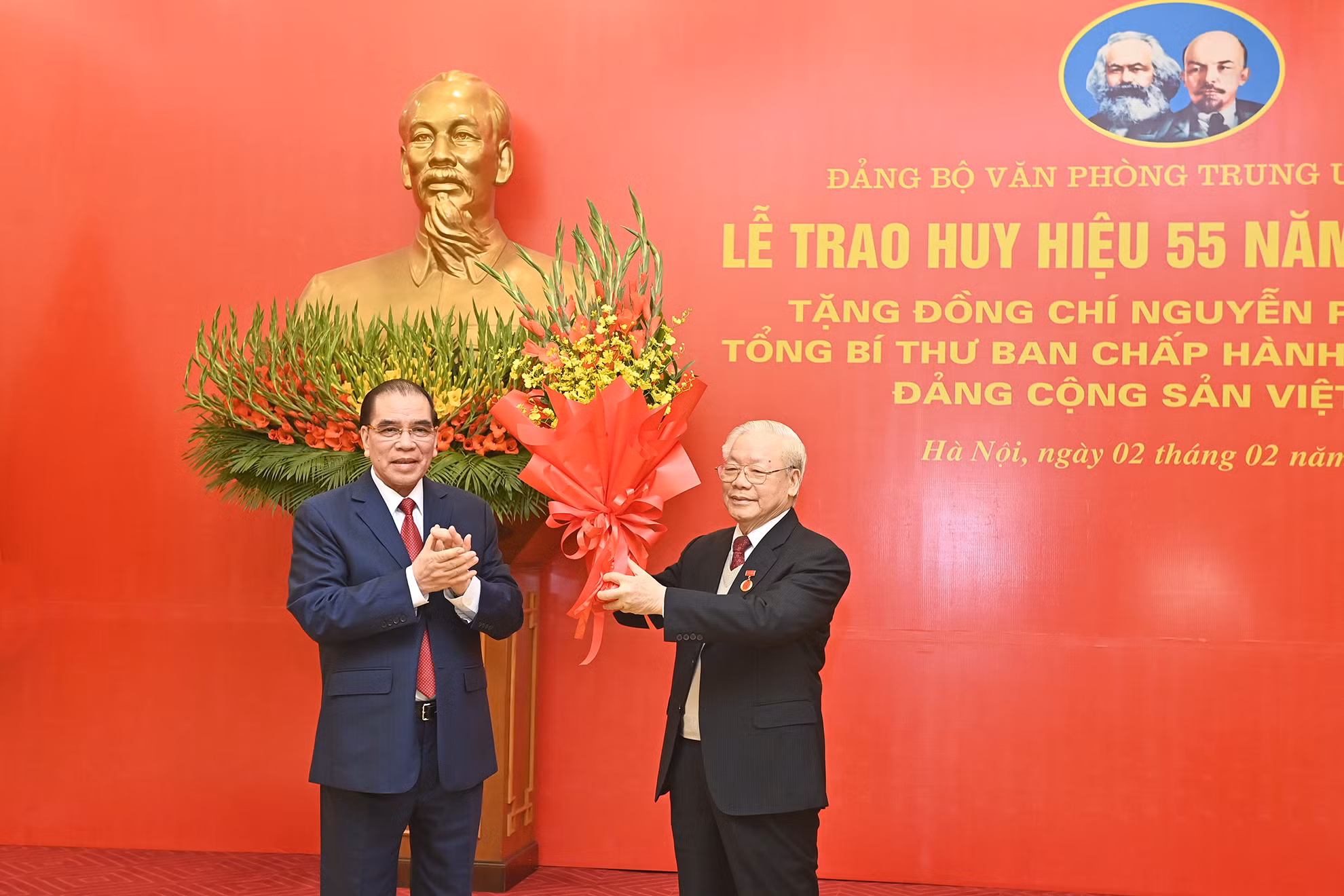 Nguyên Tổng Bí thư Nông Đức Mạnh tặng hoa chúc mừng Tổng Bí thư Nguyễn Phú Trọng. Nguyên Tổng Bí thư Nông Đức Mạnh tặng hoa chúc mừng Tổng Bí thư Nguyễn Phú Trọng.