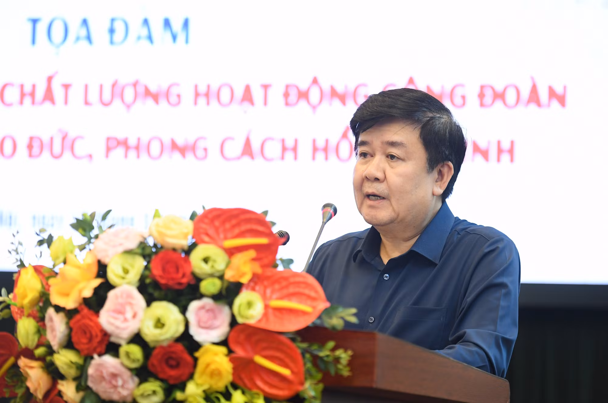 Đồng chí Nguyễn Văn Minh, Ủy viên Ban chấp hành Công đoàn Viện Kiểm sát nhân dân tối cao trình bày tham luận tại buổi tọa đàm.