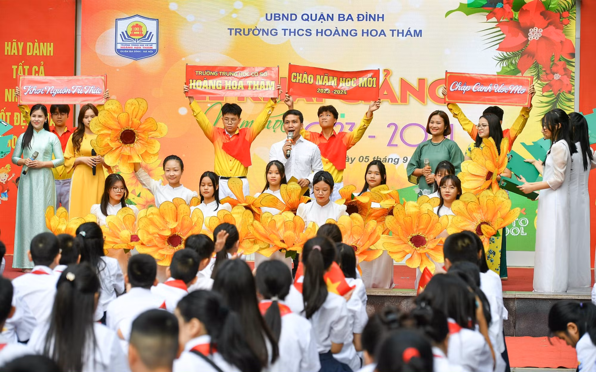 Tại quận Ba Đình, thầy và trò Trường trung học cơ sở Hoàng Hoa Thám tưng bừng tổ chức lễ khai giảng năm học mới 2023-2024. (Ảnh: THÀNH ĐẠT)