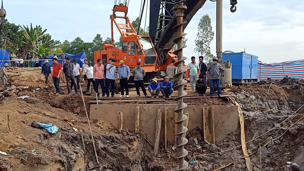 Tất cả những người tham gia giải cứu vẫn đang chờ một điều kỳ diệu sẽ xảy ra. Tất cả những người tham gia giải cứu vẫn đang chờ một điều kỳ diệu sẽ xảy ra.