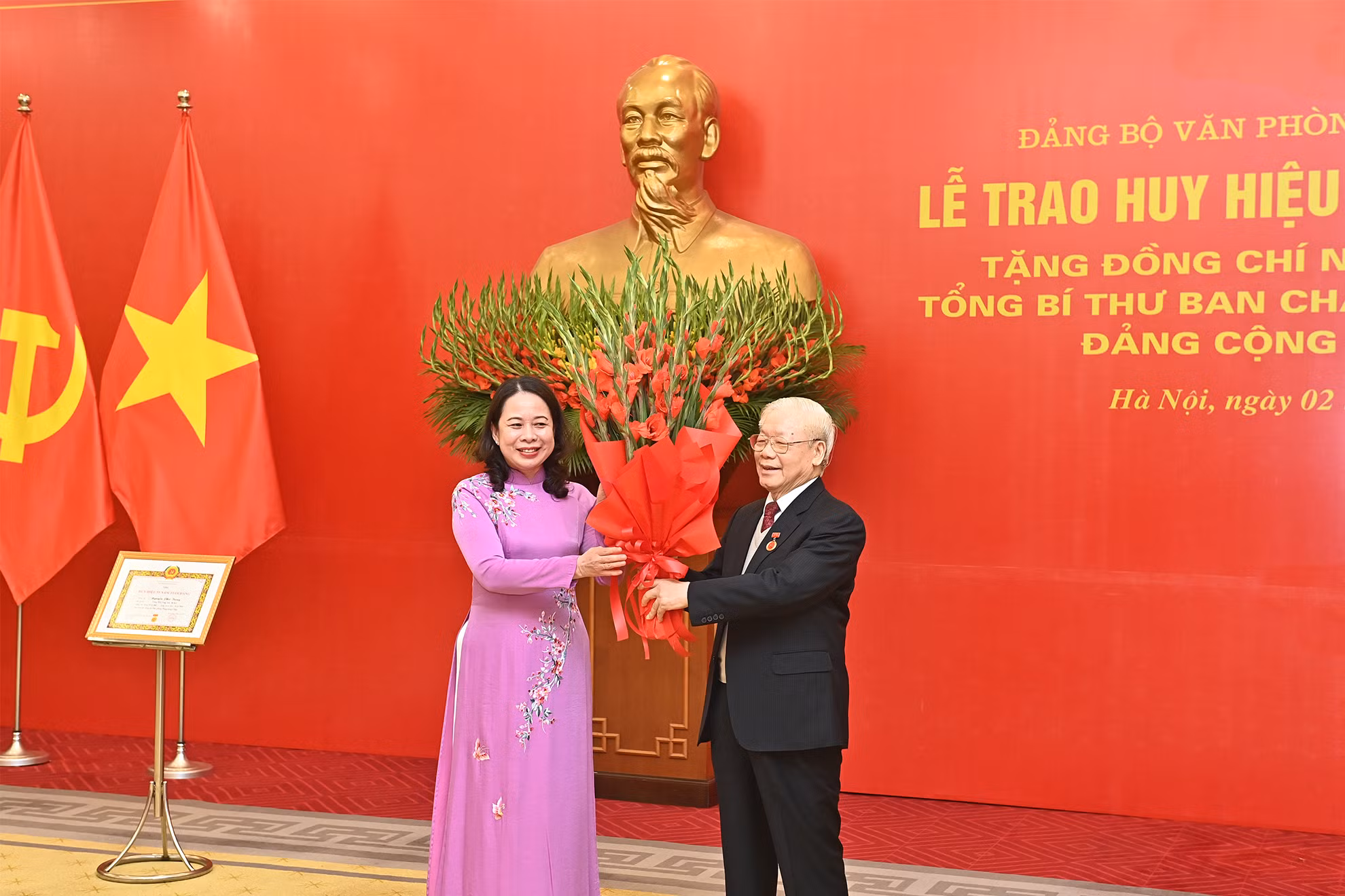 Quyền Chủ tịch nước Võ Thị Ánh Xuân chúc mừng Tổng Bí thư Nguyễn Phú Trọng. Quyền Chủ tịch nước Võ Thị Ánh Xuân chúc mừng Tổng Bí thư Nguyễn Phú Trọng.
