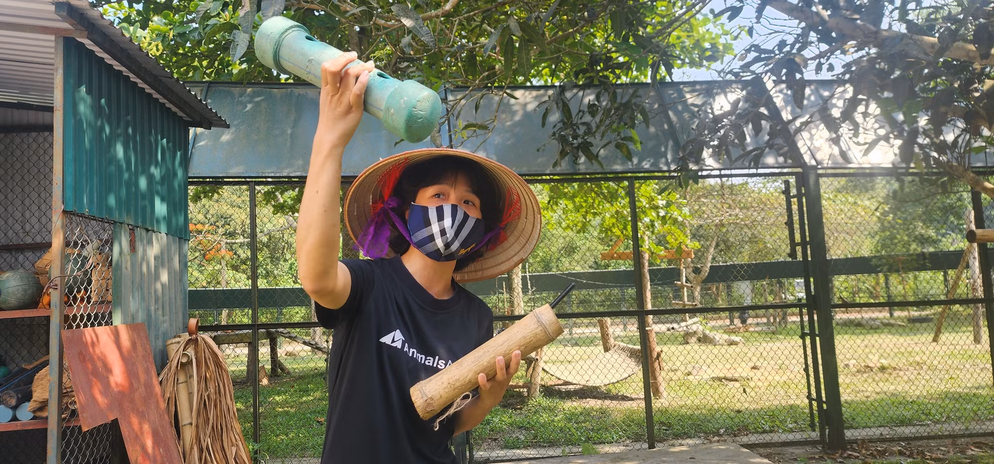 Những chú gấu tại Trung tâm được sở hữu những món đồ chơi độc đáo bằng gỗ, tre và nhựa như thế này. (Ảnh: Sơn Bách)