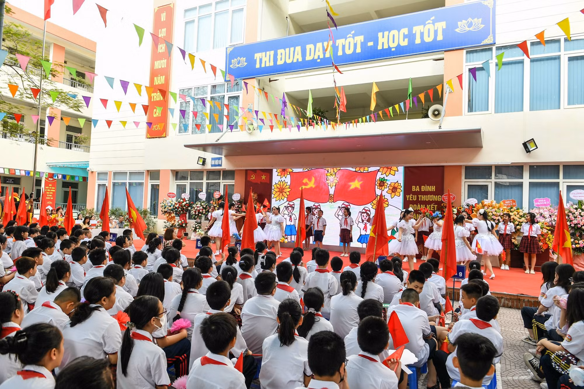 Tại Trường THCS Ba Đình, lễ khai giảng cũng diễn ra trong niềm hân hoan của học sinh và giáo viên toàn trường. (Ảnh: THÀNH ĐẠT)
