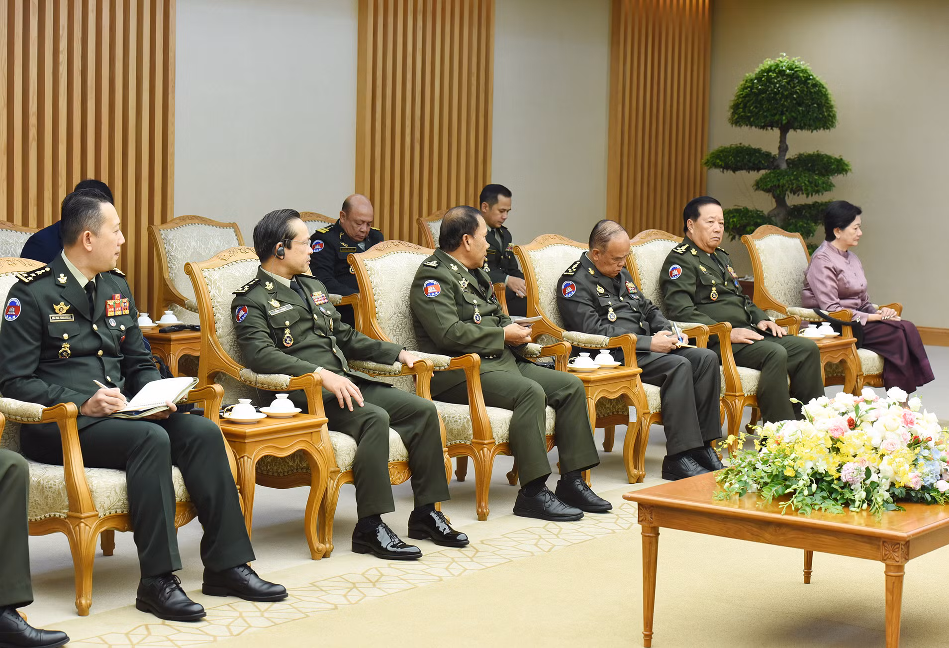 Các thành viên đi cùng đoàn với Đại tướng Tea Seiha, Phó Thủ tướng, Bộ trưởng Quốc phòng Vương quốc Campuchia tham dự. Các thành viên đi cùng đoàn với Đại tướng Tea Seiha, Phó Thủ tướng, Bộ trưởng Quốc phòng Vương quốc Campuchia tham dự.