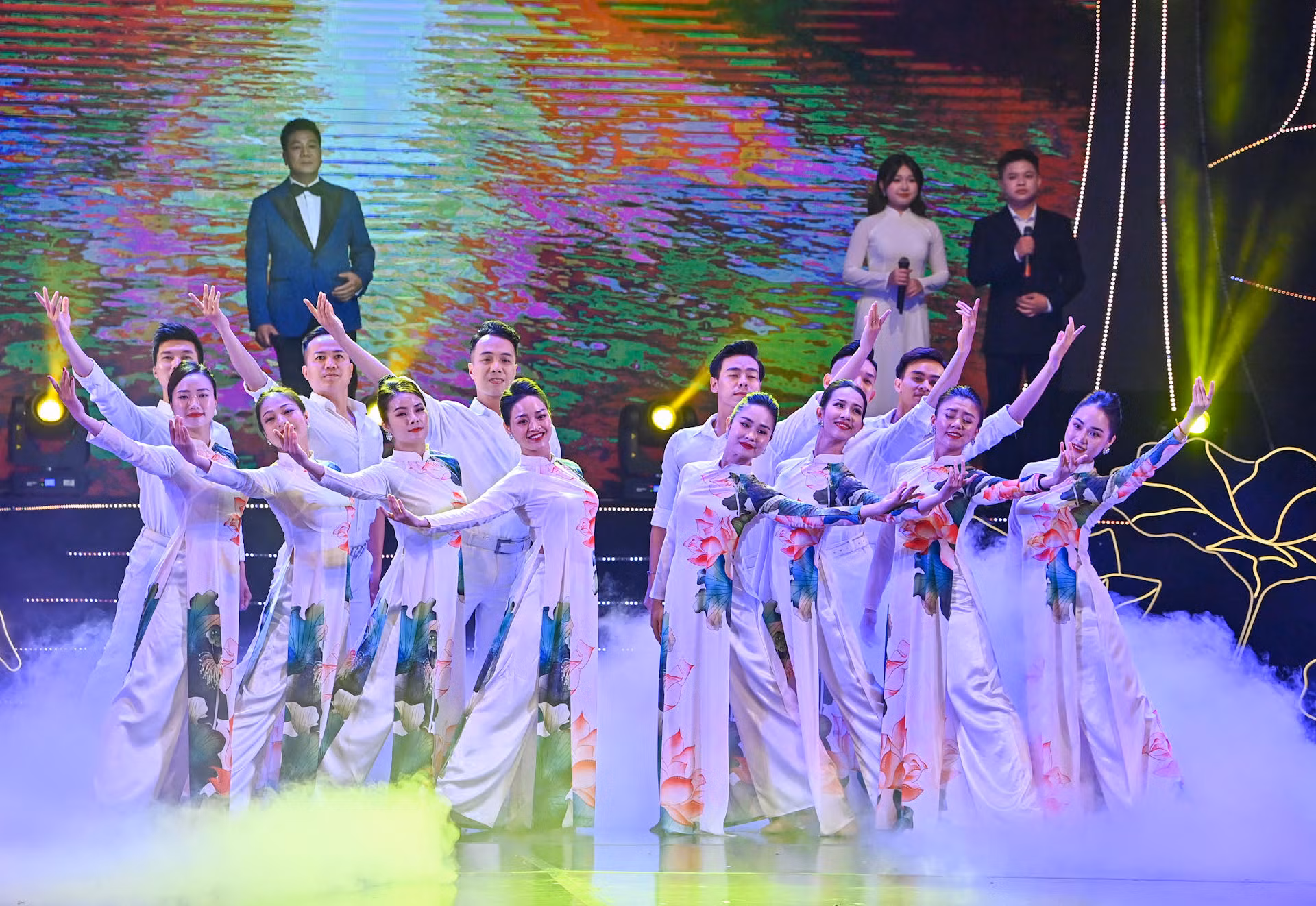 Chương trình nghệ thuật “Vinh quang Tổ quốc Việt Nam” gồm ba chương: Chương 1 Người đi tìm hình của nước; Chương 2 Màu hoa đỏ; Chương 3 Hãy đến với con người Việt Nam tôi, do NSND Quốc Hưng tổng đạo diễn. Chương trình nghệ thuật “Vinh quang Tổ quốc Việt Nam” gồm ba chương: Chương 1 Người đi tìm hình của nước; Chương 2 Màu hoa đỏ; Chương 3 Hãy đến với con người Việt Nam tôi, do NSND Quốc Hưng tổng đạo diễn.