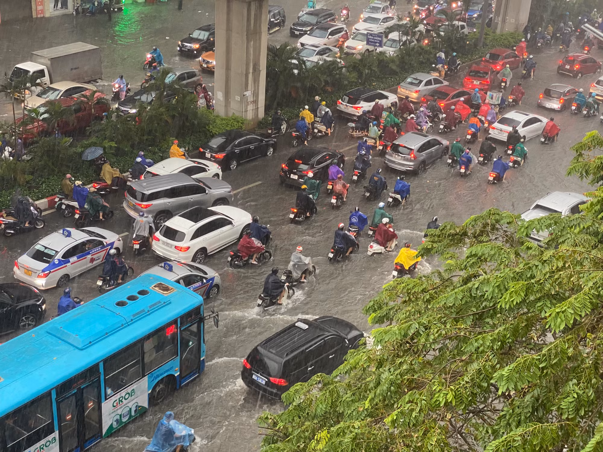 Dòng xe nườm nượp trên đường Nguyễn Trãi. Nước đã ngập quá nửa bánh xe máy do mưa lớn kéo dài. Dòng xe nườm nượp trên đường Nguyễn Trãi. Nước đã ngập quá nửa bánh xe máy do mưa lớn kéo dài.