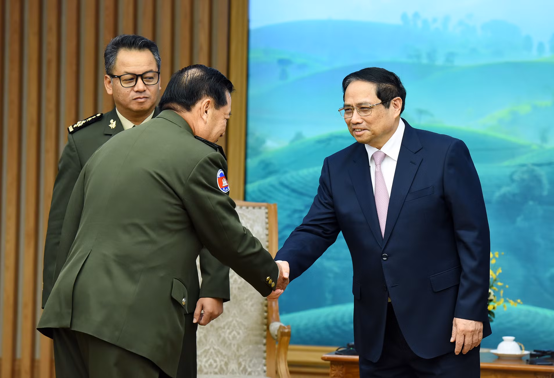 Thủ tướng Phạm Minh Chính đón các thành viên đi cùng Đại tướng Tea Seiha, Phó Thủ tướng, Bộ trưởng Quốc phòng Vương quốc Campuchia. Thủ tướng Phạm Minh Chính đón các thành viên đi cùng Đại tướng Tea Seiha, Phó Thủ tướng, Bộ trưởng Quốc phòng Vương quốc Campuchia.