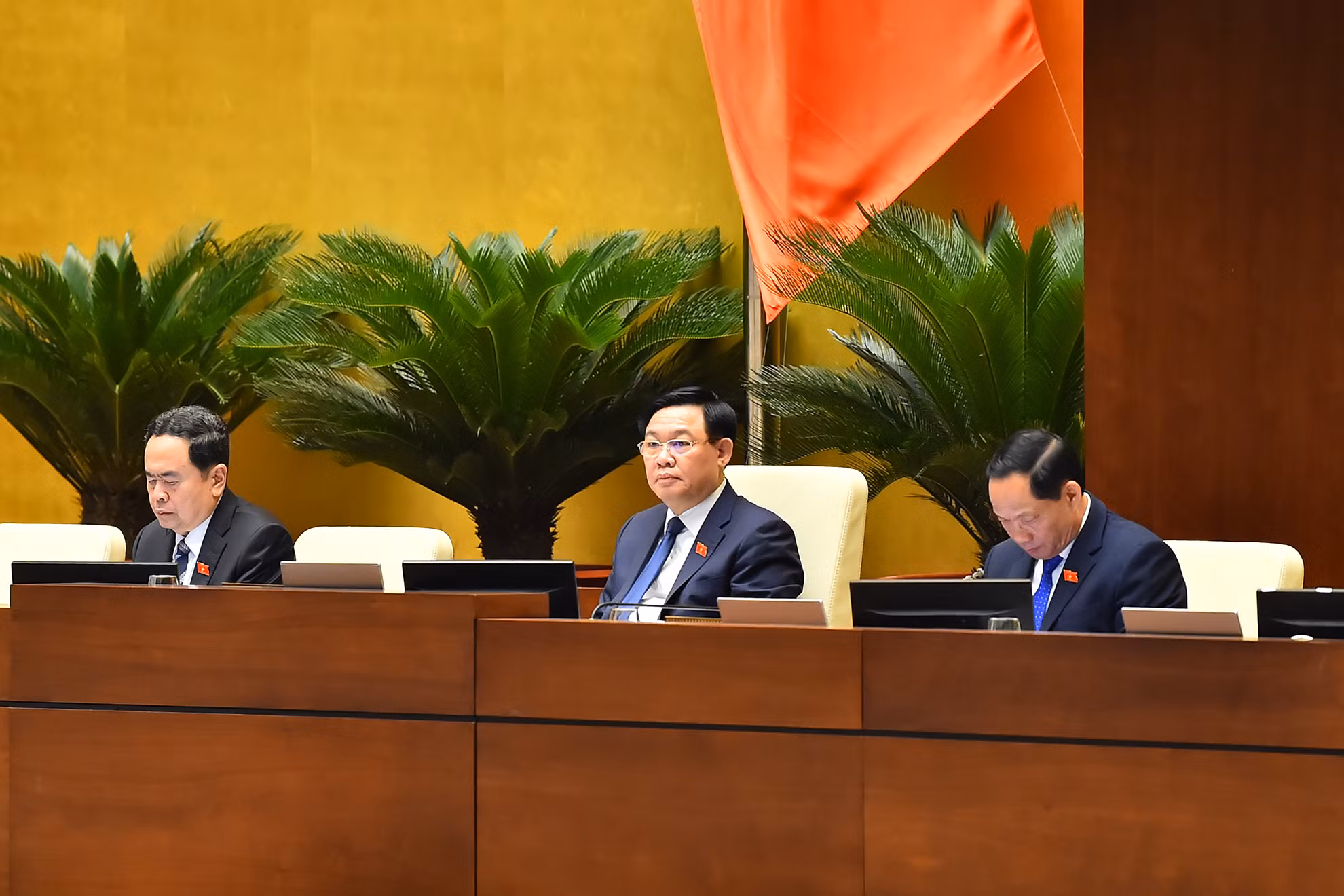 Chủ tịch Quốc hội Vương Đình Huệ, Phó Chủ tịch Thường trực Quốc hội Trần Thanh Mẫn và Phó Chủ tịch Quốc hội Trần Quang Phương điều hành phiên họp chiều 22/5. Chủ tịch Quốc hội Vương Đình Huệ, Phó Chủ tịch Thường trực Quốc hội Trần Thanh Mẫn và Phó Chủ tịch Quốc hội Trần Quang Phương điều hành phiên họp chiều 22/5.