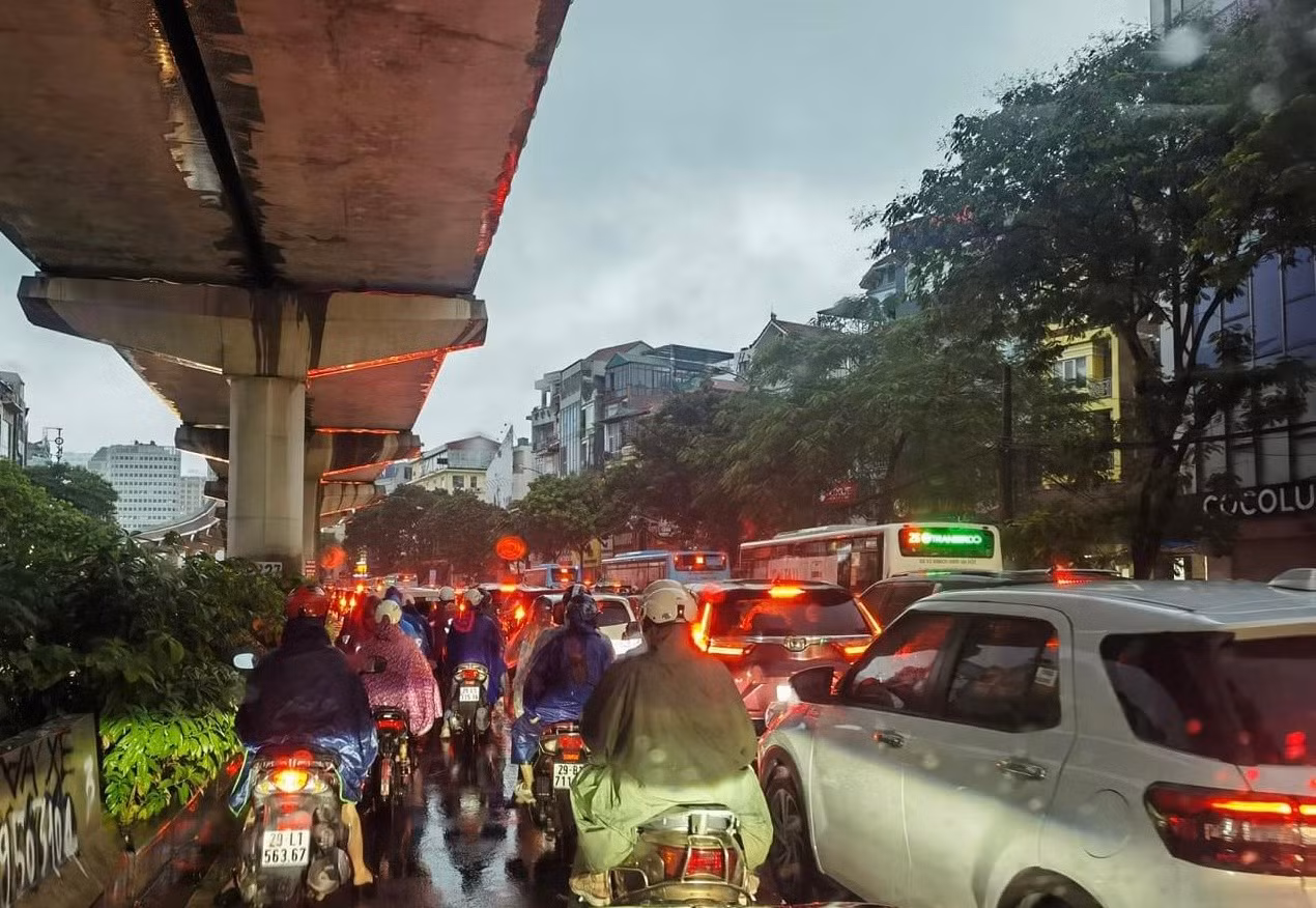 Tại đường dẫn ra Trường Chinh, tình trạng giao thông cũng hết sức khó khăn. Các phương tiện "chôn chân" dưới mưa lớn. Tại đường dẫn ra Trường Chinh, tình trạng giao thông cũng hết sức khó khăn. Các phương tiện "chôn chân" dưới mưa lớn.