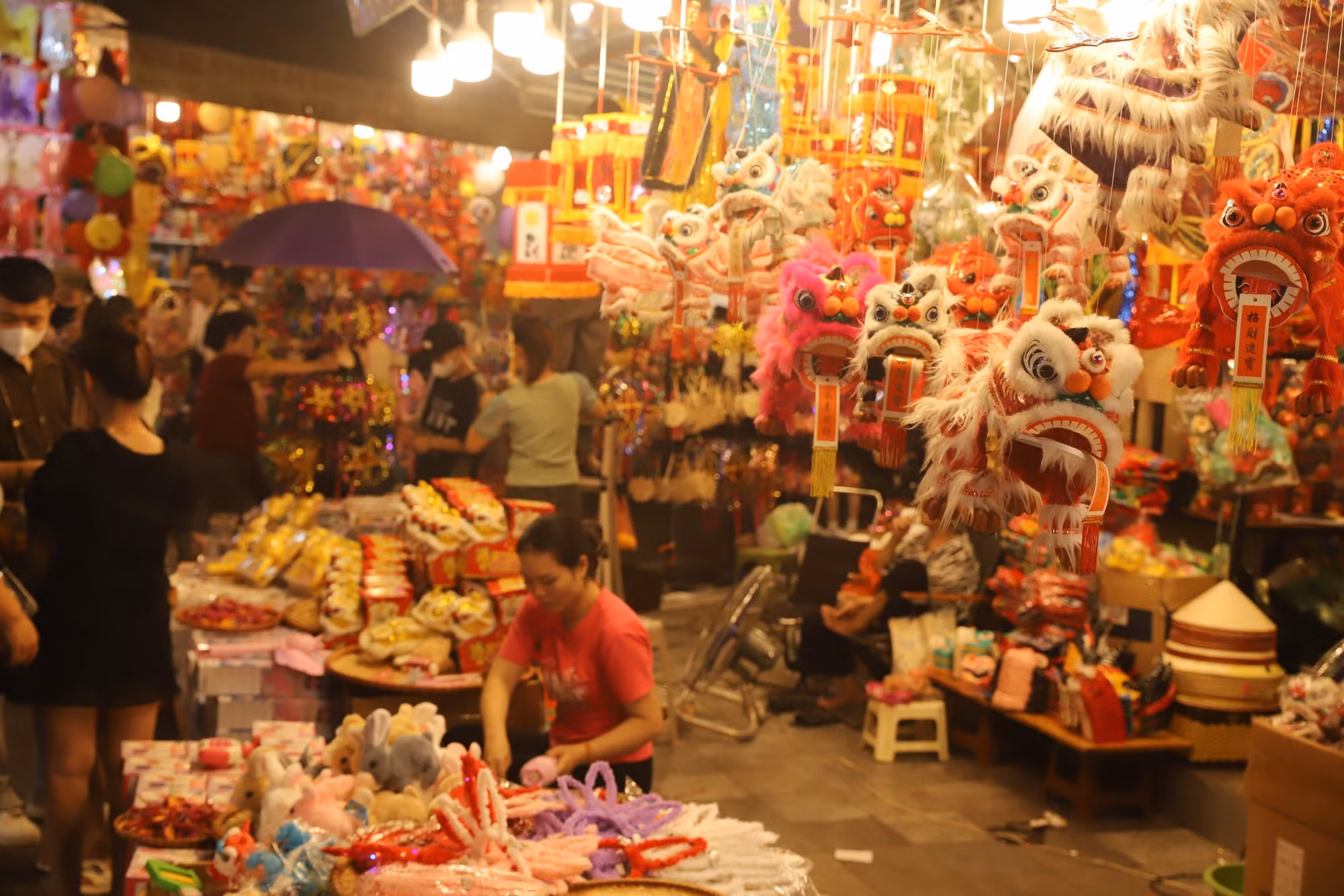 Chị Hoa, một tiểu thương cho hay, Tết Trung thu vài năm trở lại đây, người dân bắt đầu hỏi mua nhiều hơn các mặt hàng truyền thống như đầu sư tử, đầu lân, mặt nạ cổ truyền...