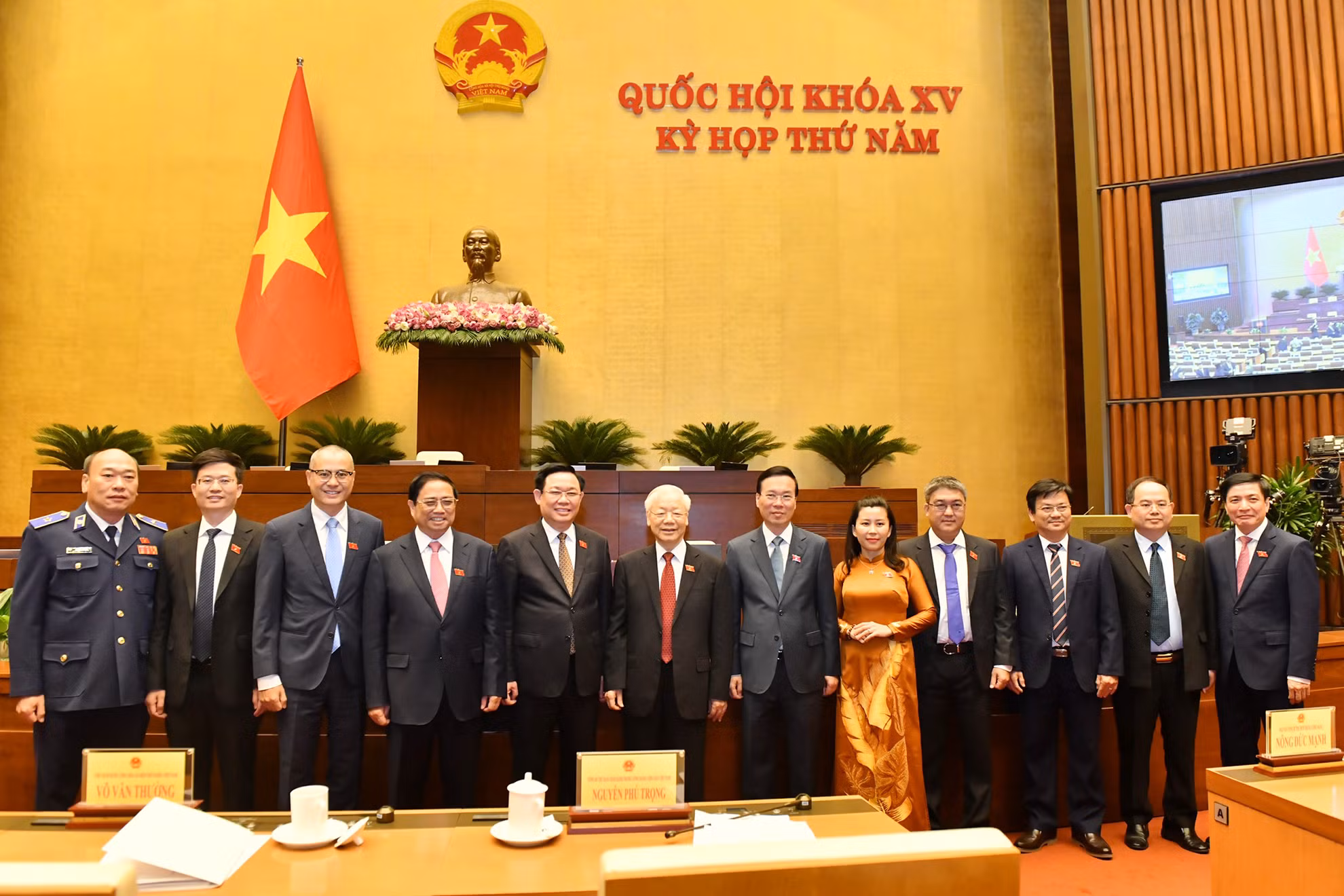 Tổng Bí thư Nguyễn Phú Trọng, Chủ tịch nước Võ Văn Thưởng, Thủ tướng Phạm Minh Chính, Chủ tịch Quốc hội Vương Đình Huệ cùng các đại biểu Quốc hội tại phiên bế mạc kỳ họp.