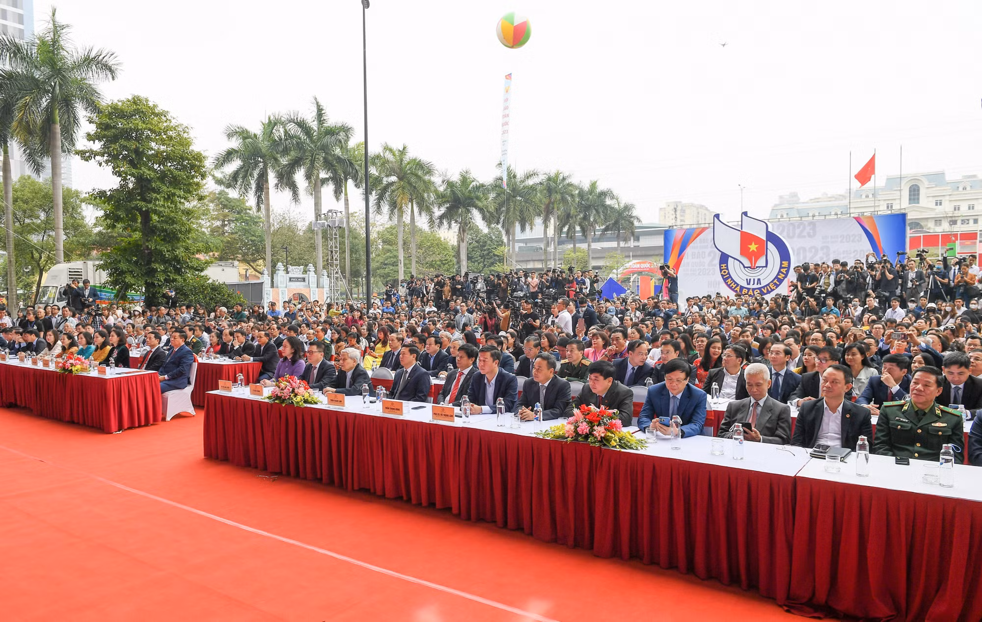Các đại biểu tham dự Lễ khai mạc Hội Báo toàn quốc 2023.