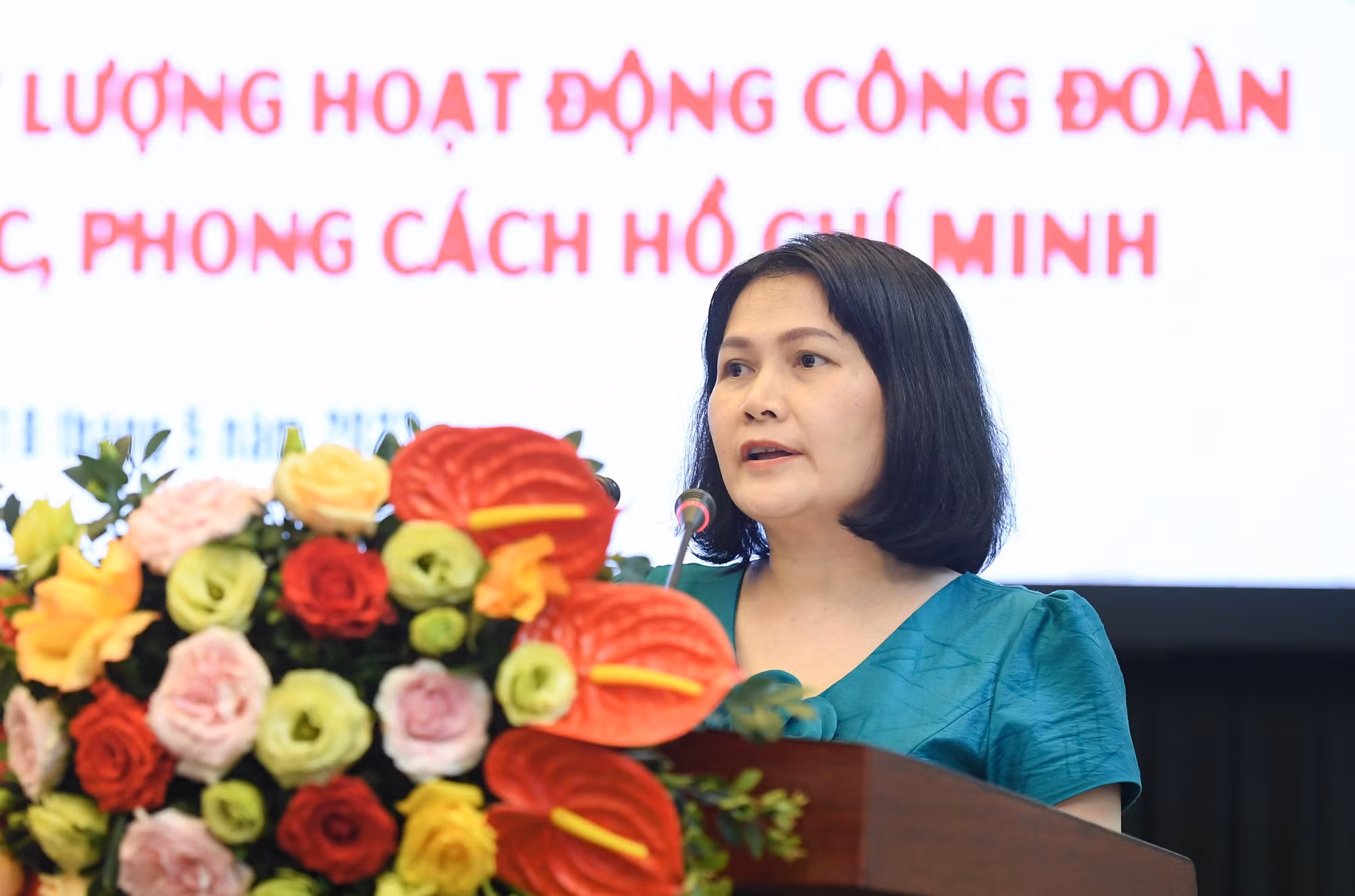 Đồng chí Trần Hà Trang, Phó Chủ tịch Thường trực Công đoàn Nhà xuất bản Chính trị quốc gia Sự thật trình bày tham luận tại tọa đàm.
