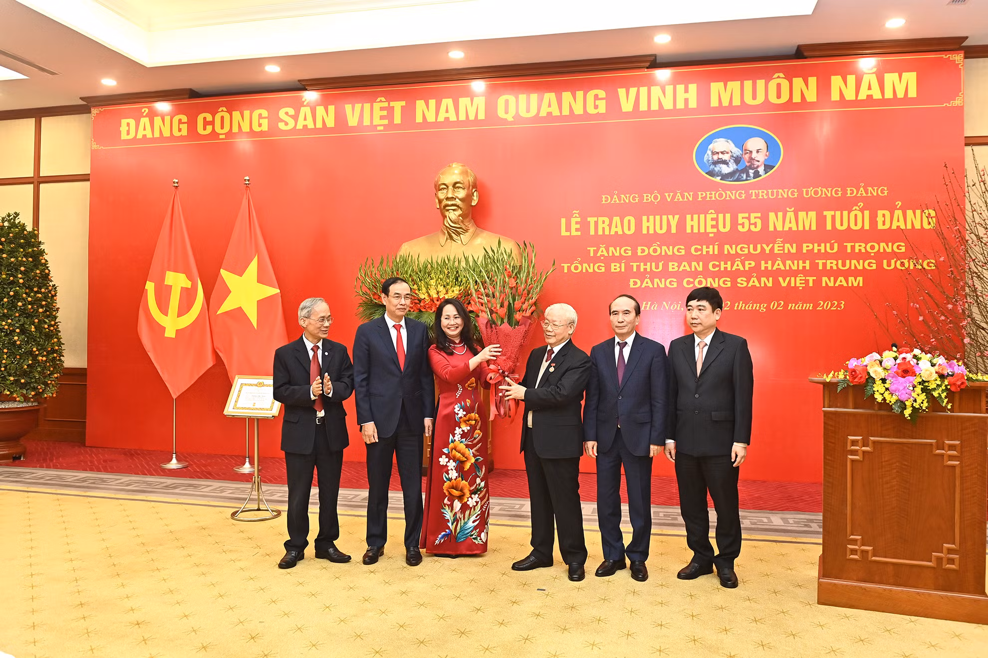 Các đồng chí Văn phòng Trung ương Đảng chúc mừng Tổng Bí thư Nguyễn Phú Trọng. Các đồng chí Văn phòng Trung ương Đảng chúc mừng Tổng Bí thư Nguyễn Phú Trọng.