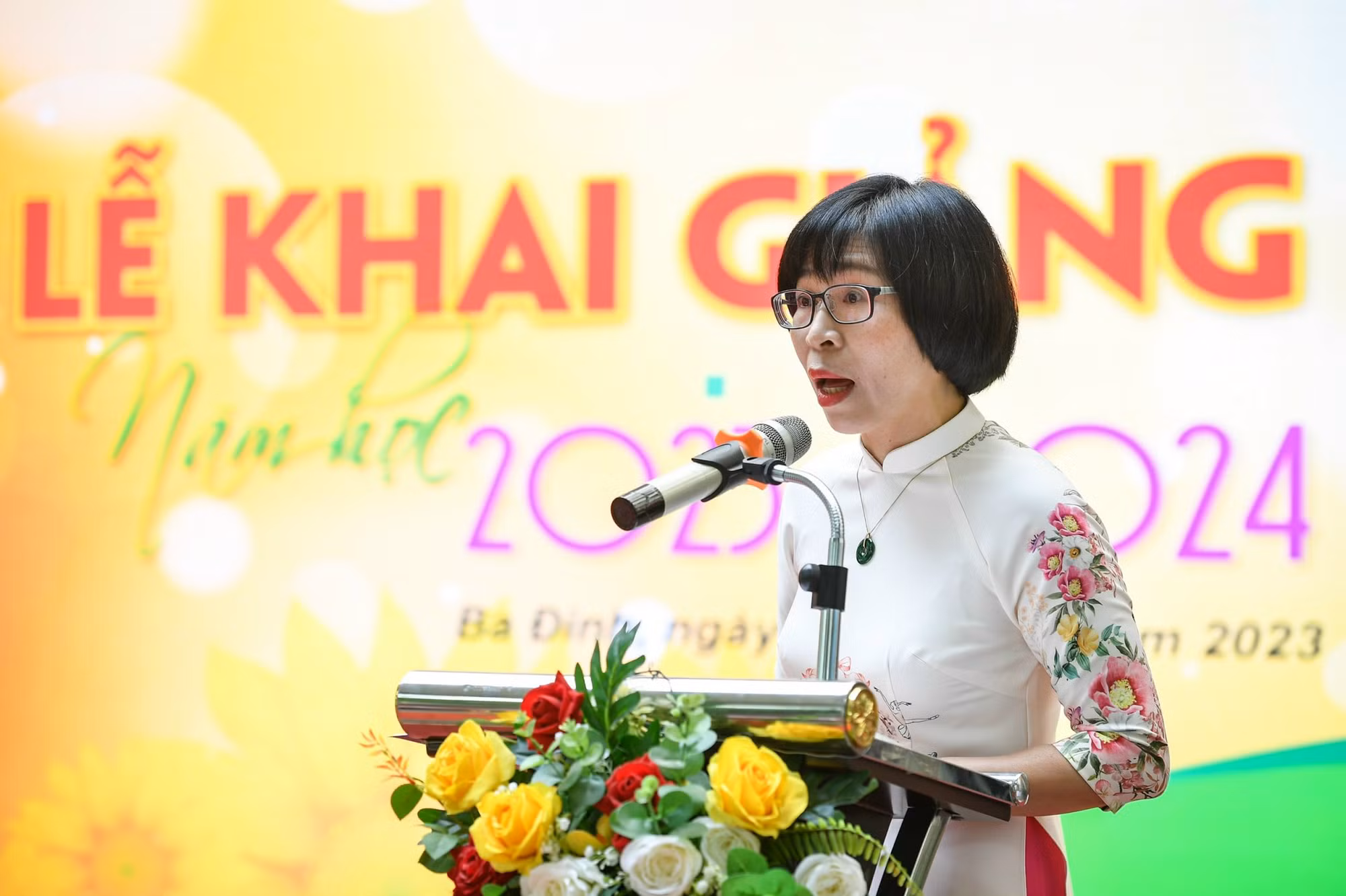 Cô Hồ Thuận Yến, Hiệu trưởng Trường THCS Hoàng Hoa Thám phát biểu tại lễ khai giảng. (Ảnh: THÀNH ĐẠT)