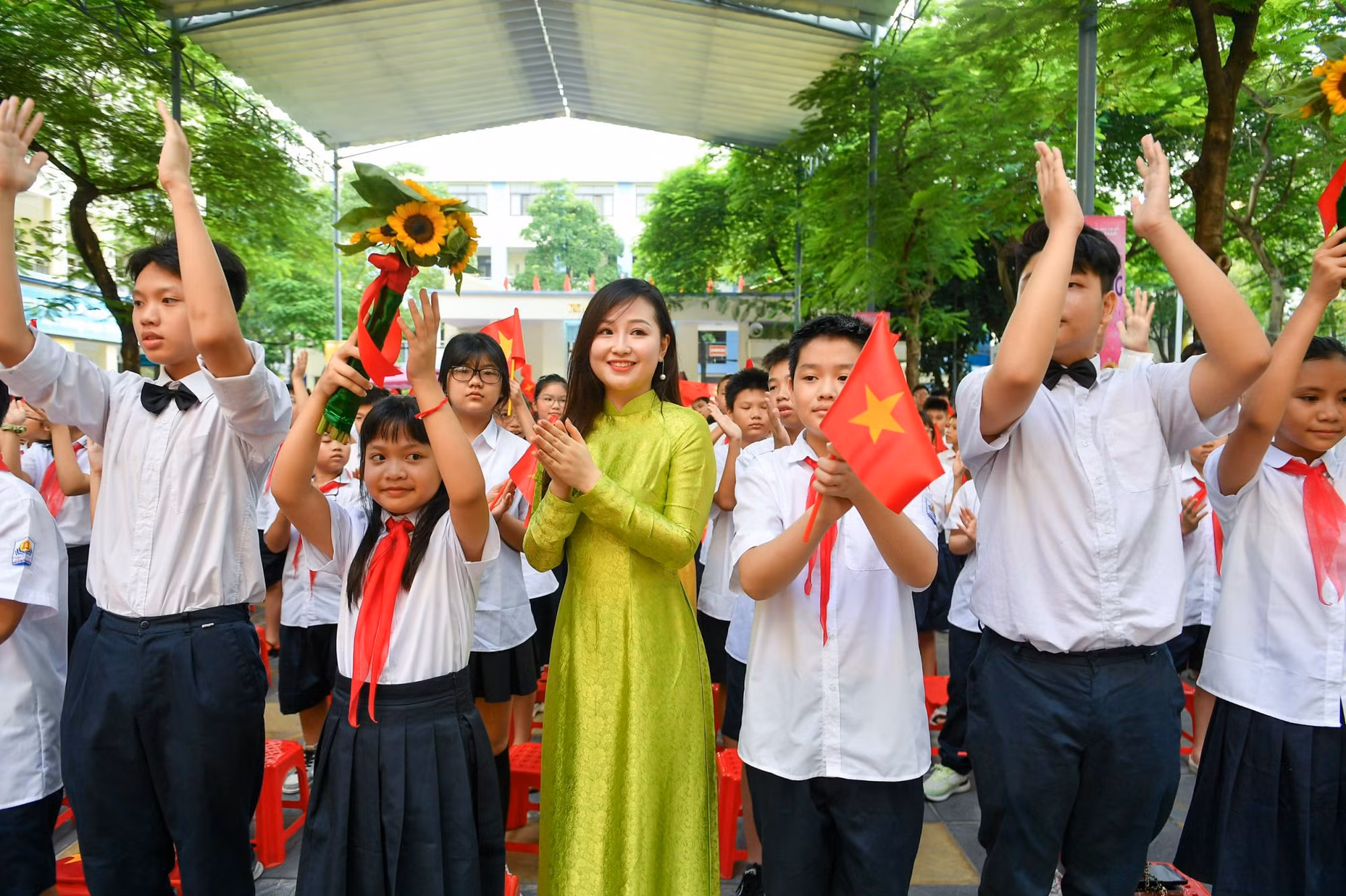Cô và trò Trường THCS Hoàng Hoa Thám rạng ngời trong ngày tựu trường. (Ảnh: THÀNH ĐẠT)
