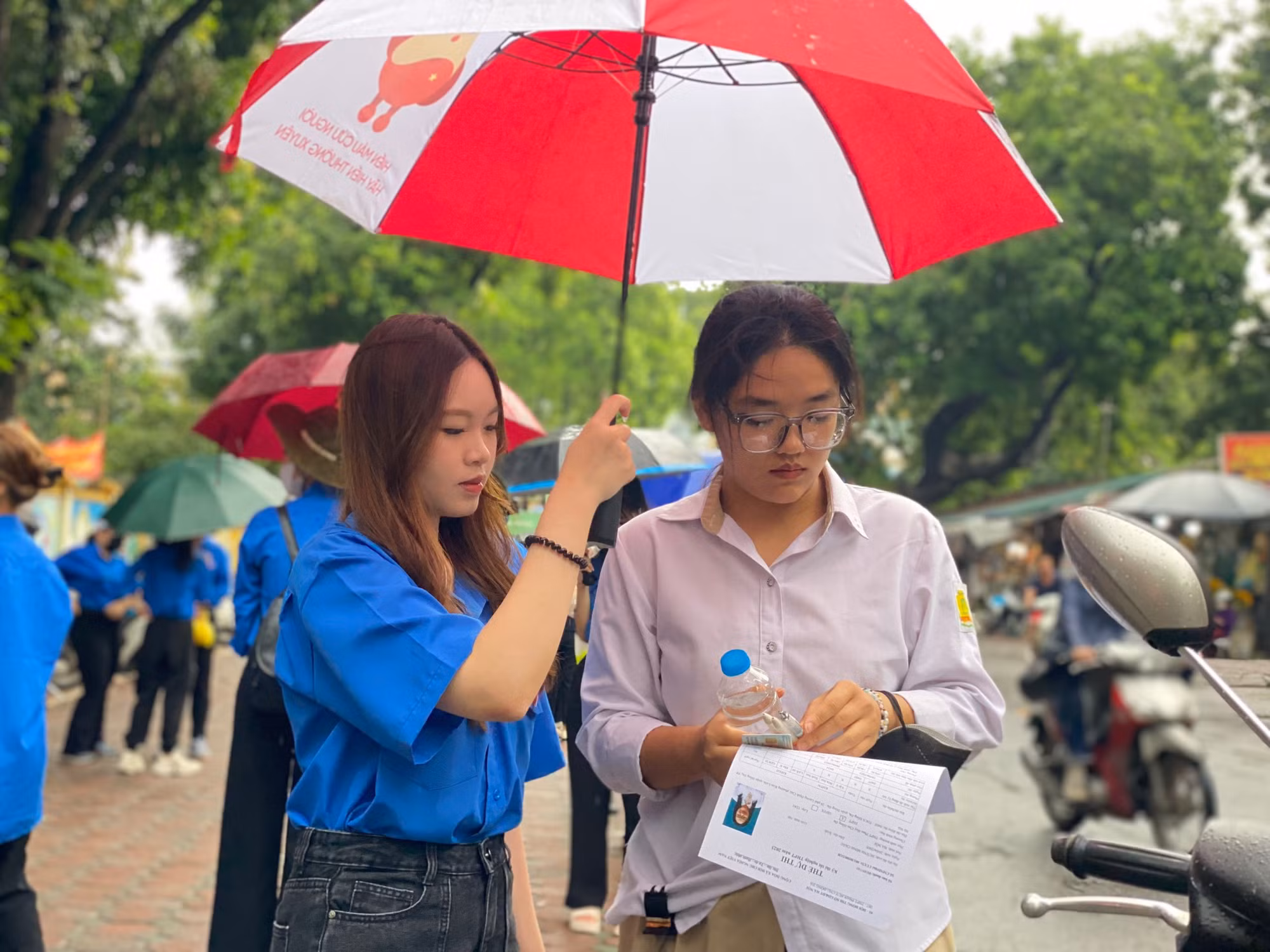 Che nắng cho thí sinh... Che nắng cho thí sinh...