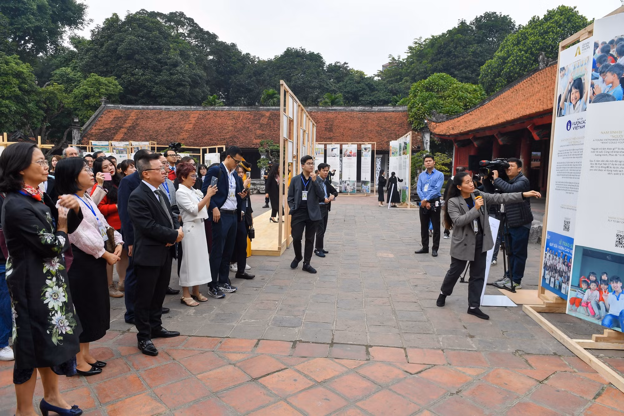 Các dự án được trưng bày trong một không gian triển lãm với sự hỗ trợ của một số hình thức đa phương tiện. Đặc biệt, theo đúng tinh thần của giải thưởng, các nguyên vật liệu được dùng trong triển lãm đều đảm bảo tiêu chí thân thiện với môi trường, chủ yếu sử dụng chất liệu gỗ và vải, sau đó rác thải của triển lãm sẽ được thu gom để tái sử dụng. Các dự án được trưng bày trong một không gian triển lãm với sự hỗ trợ của một số hình thức đa phương tiện. Đặc biệt, theo đúng tinh thần của giải thưởng, các nguyên vật liệu được dùng trong triển lãm đều đảm bảo tiêu chí thân thiện với môi trường, chủ yếu sử dụng chất liệu gỗ và vải, sau đó rác thải của triển lãm sẽ được thu gom để tái sử dụng.