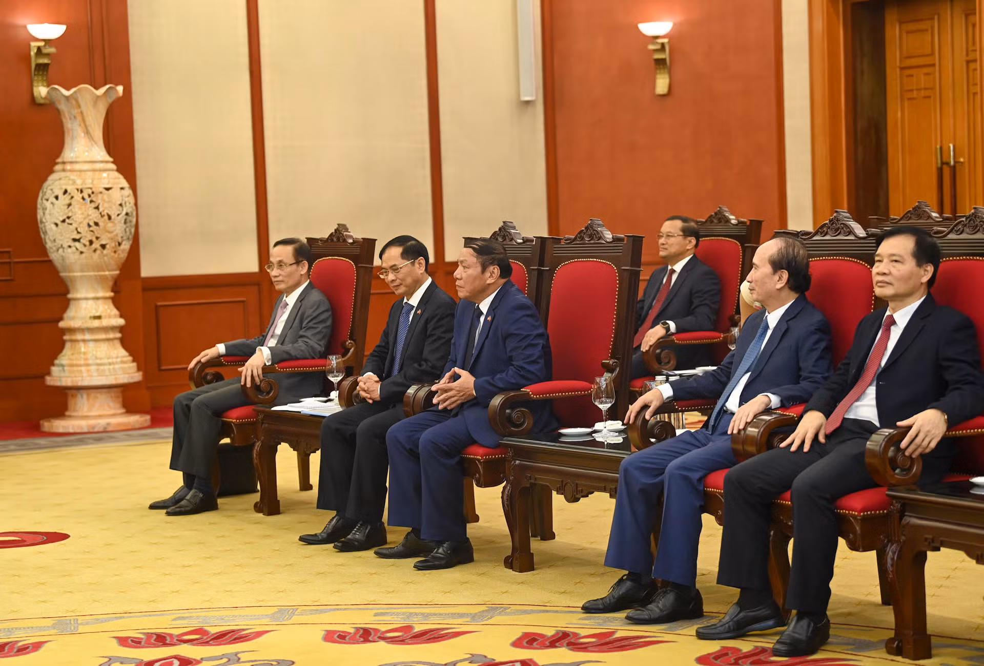 Trưởng Ban Đối ngoại Trung ương Lê Hoài Trung, Bộ trưởng Ngoại giao Bùi Thanh Sơn, Bộ trưởng Văn hóa, Thể thao và Du lịch Nguyễn Văn Hùng và các đại biểu Việt Nam dự buổi tiếp.