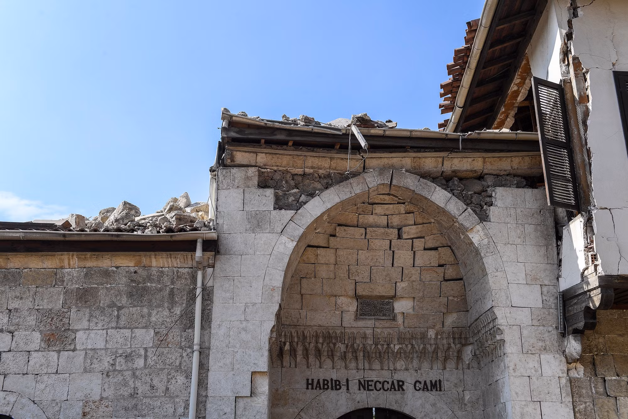 Thánh đường Habib-i Neccar đổ nát sau thảm họa.