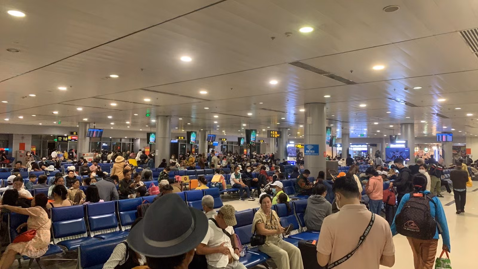 Trong ngày cuối cùng của kỳ nghỉ Tết 2023, tổng cộng có 913 chuyến bay cất/hạ cánh tại Cảng hàng không quốc tế Tân Sơn Nhất (461 chuyến bay đi và 452 chuyến bay đến). Số hành khách đi đạt 55.773 người (quốc nội đi 37.883 khách, quốc tế đi đạt 17.890 khách); số hành khách đến là 89.098 khách (trong đó có 71.009 khách đến và 18.089 khách đến). (Ảnh: ACV) Trong ngày cuối cùng của kỳ nghỉ Tết 2023, tổng cộng có 913 chuyến bay cất/hạ cánh tại Cảng hàng không quốc tế Tân Sơn Nhất (461 chuyến bay đi và 452 chuyến bay đến). Số hành khách đi đạt 55.773 người (quốc nội đi 37.883 khách, quốc tế đi đạt 17.890 khách); số hành khách đến là 89.098 khách (trong đó có 71.009 khách đến và 18.089 khách đến). (Ảnh: ACV)