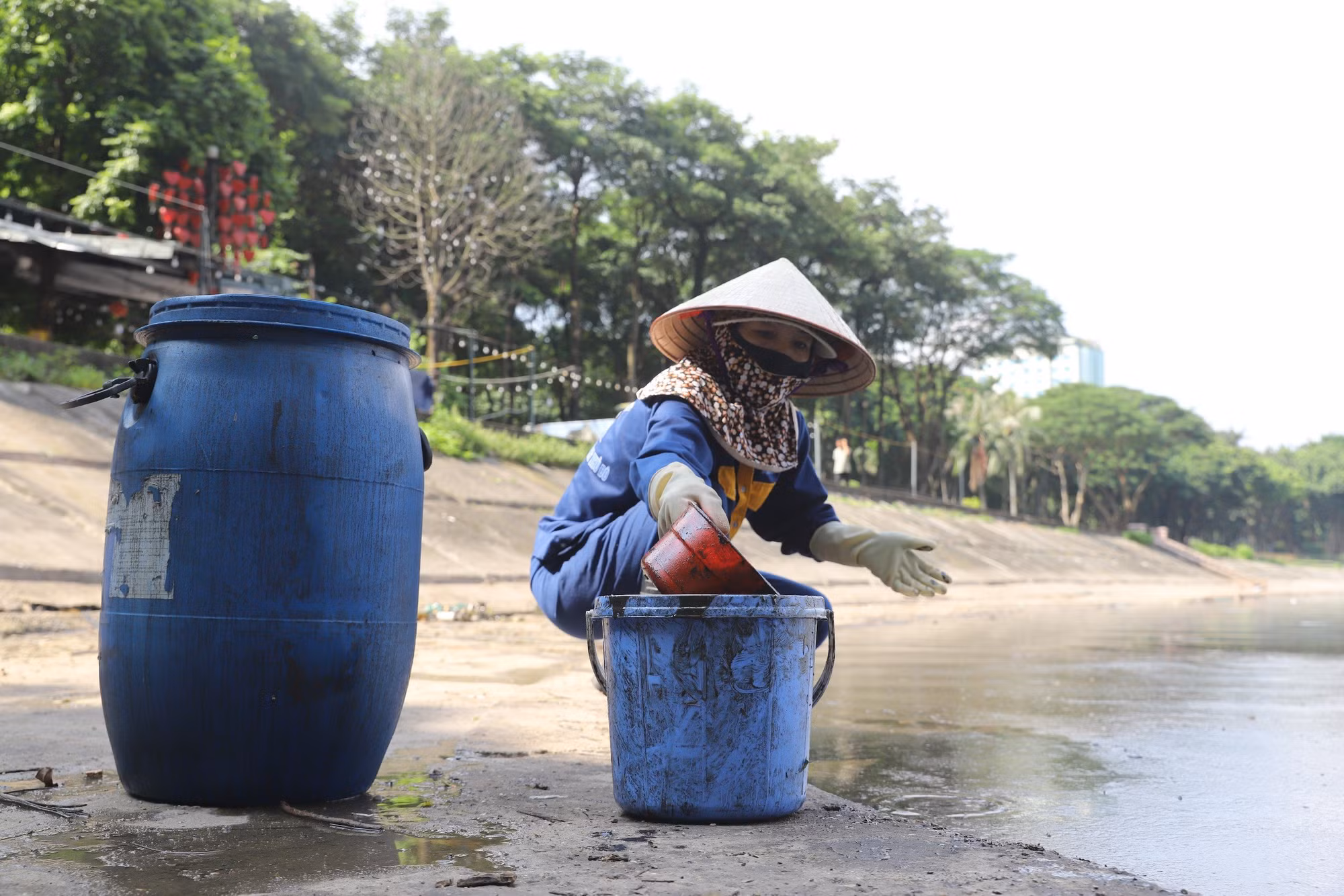 "Dầu thải xuất hiện khá nhiều, theo gió dạt đầy vào ven bờ", một nữ công nhân nói.
