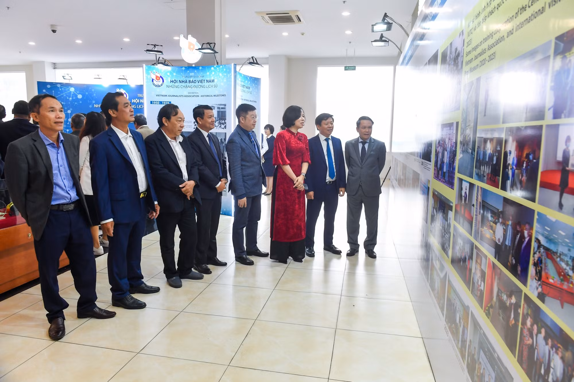 Thông qua các hình ảnh, hiện vật được trưng bày, khán giả có được cái nhìn toàn cảnh về lịch sử và quá trình chuyển đổi số mạnh mẽ đang diễn ra tại Hội Nhà báo Việt Nam hiện nay.
