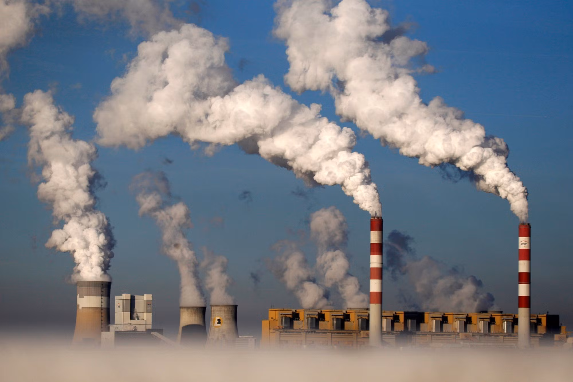 Khói bốc lên từ các ống khói của nhà máy điện Belchatow ở Belchatow, Ba Lan, ngày 31/10/2013. (Ảnh: Reuters)