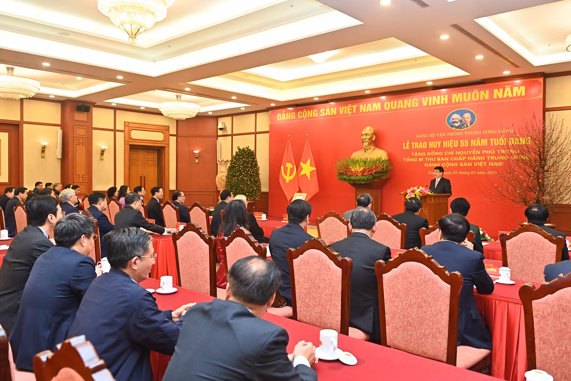Quang cảnh buổi lễ trao Huy hiệu 55 năm tuổi Đảng tặng đồng chí Tổng Bí thư Nguyễn Phú Trọng. Quang cảnh buổi lễ trao Huy hiệu 55 năm tuổi Đảng tặng đồng chí Tổng Bí thư Nguyễn Phú Trọng.