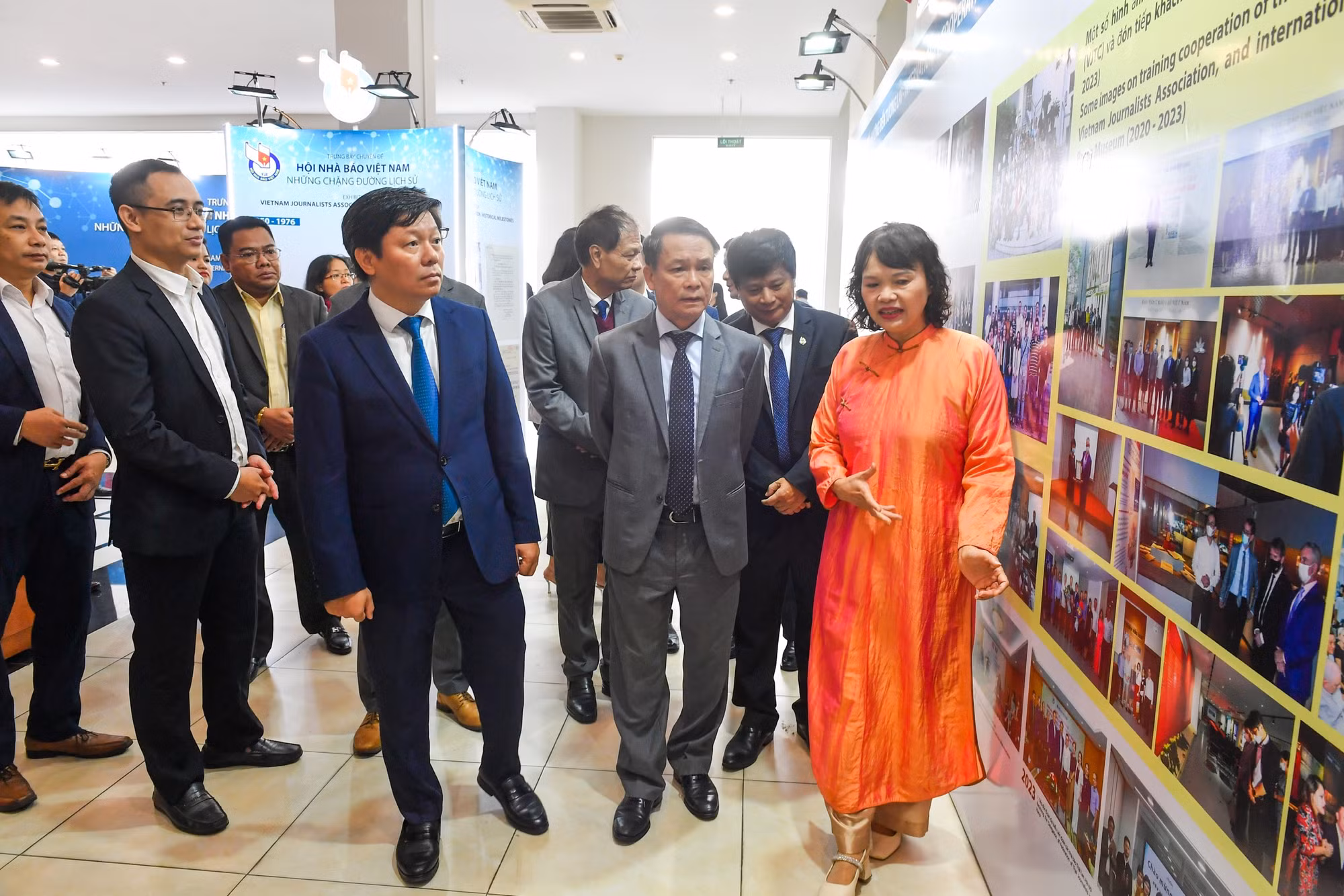 Đại diện các cơ quan báo chí trong và ngoài nước thăm quan triển lãm.