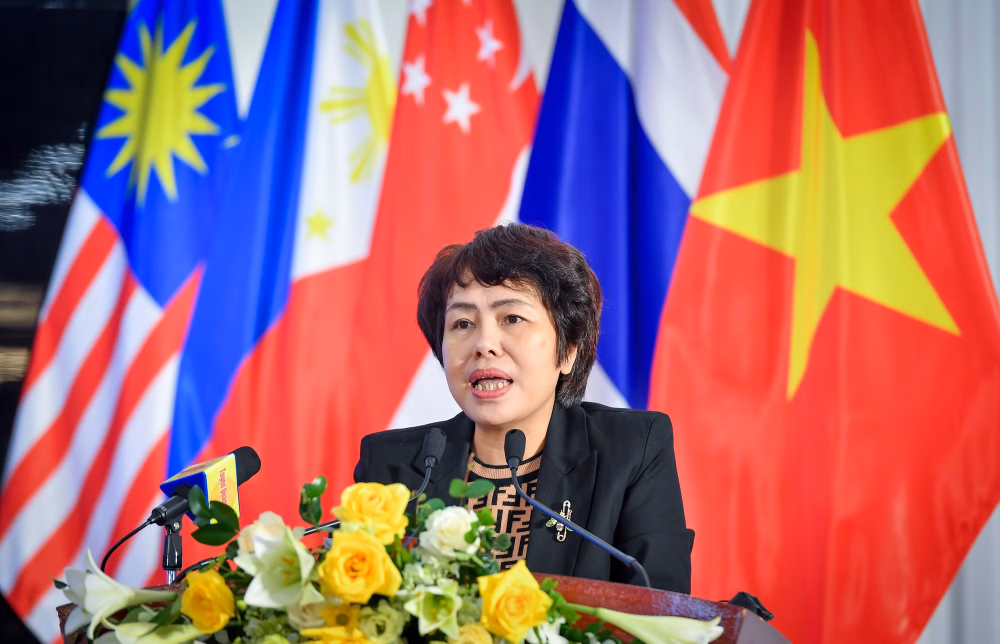 Bà Đặng Thị Phương Thảo, Phó Cục trưởng Cục Báo chí, Bộ Thông tin và Truyền thông trình bày tham luận tại hội thảo. Bà Đặng Thị Phương Thảo, Phó Cục trưởng Cục Báo chí, Bộ Thông tin và Truyền thông trình bày tham luận tại hội thảo.