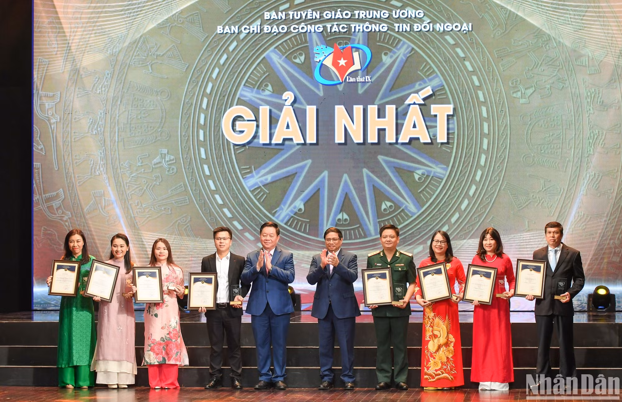 Thủ tướng Phạm Minh Chính và đồng chí Nguyễn Trọng Nghĩa, Bí thư Trung ương Đảng, Trưởng Ban Tuyên giáo Trung ương, Trưởng Ban Chỉ đạo Công tác thông tin đối ngoại trao giải Nhất cho các tác giả, nhóm tác giả. (Ảnh: Thành Đạt)