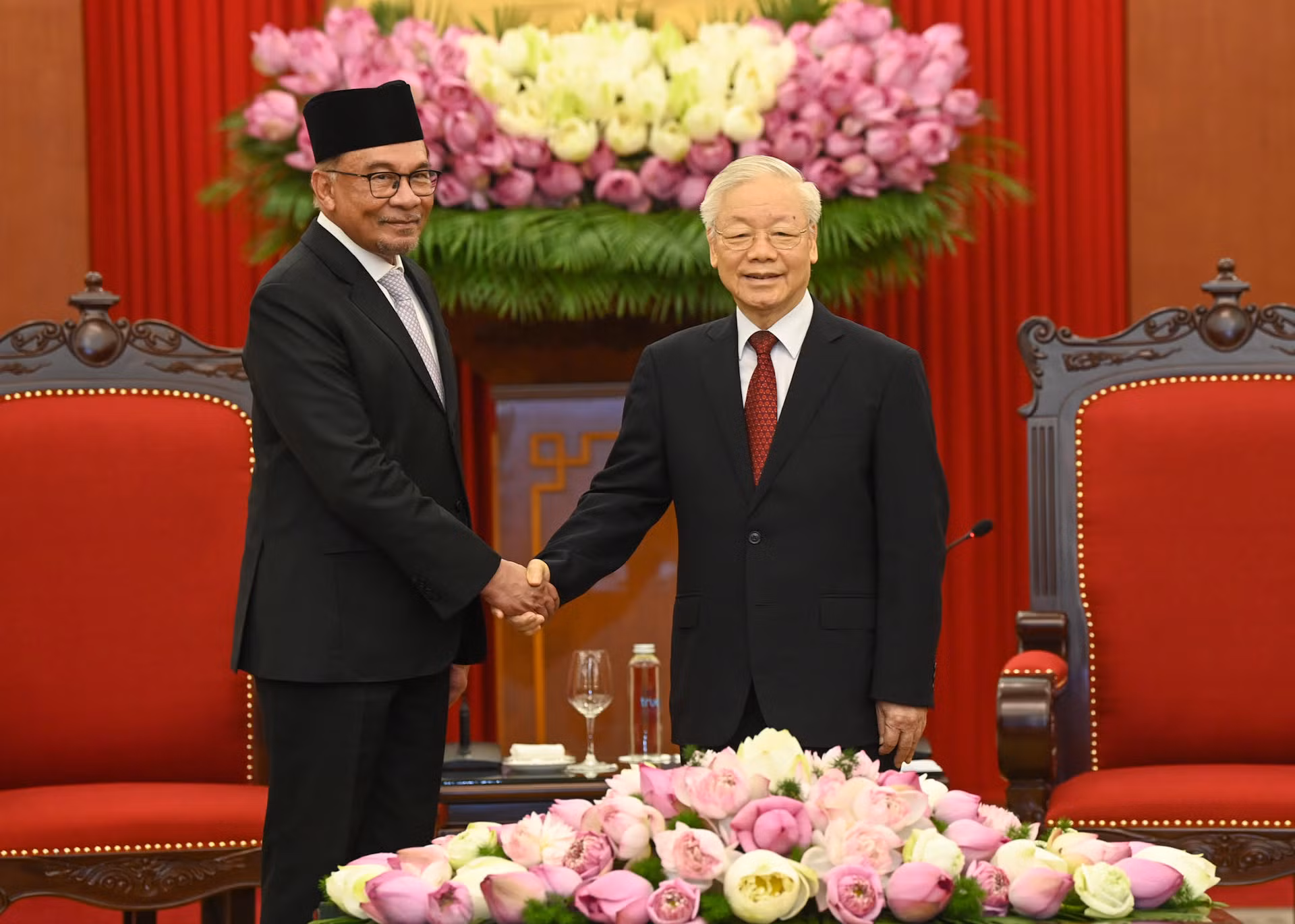Tổng Bí thư Nguyễn Phú Trọng và Thủ tướng Malaysia Anwar Ibrahim tại buổi tiếp.
