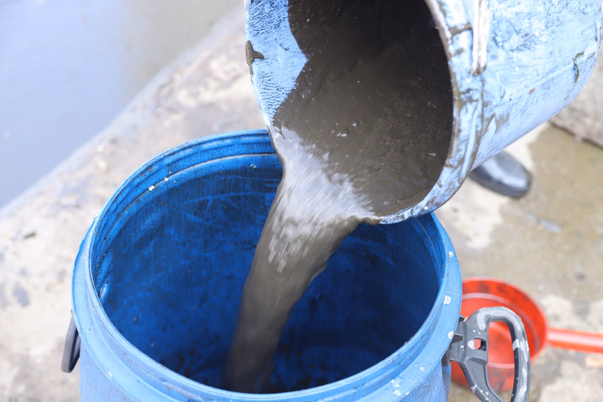 Cũng theo lãnh đạo Xí nghiệp Quản lý duy trì hồ, trước đó, cả ngày 27/9, đơn vị này cũng tiến hành xử lý hiện tượng dầu loang. Sau vài ngày, đến khoảng 10 giờ sáng nay, hiện tượng trên lại tái xuất hiện và có lúc kéo dài đến cả chục mét.