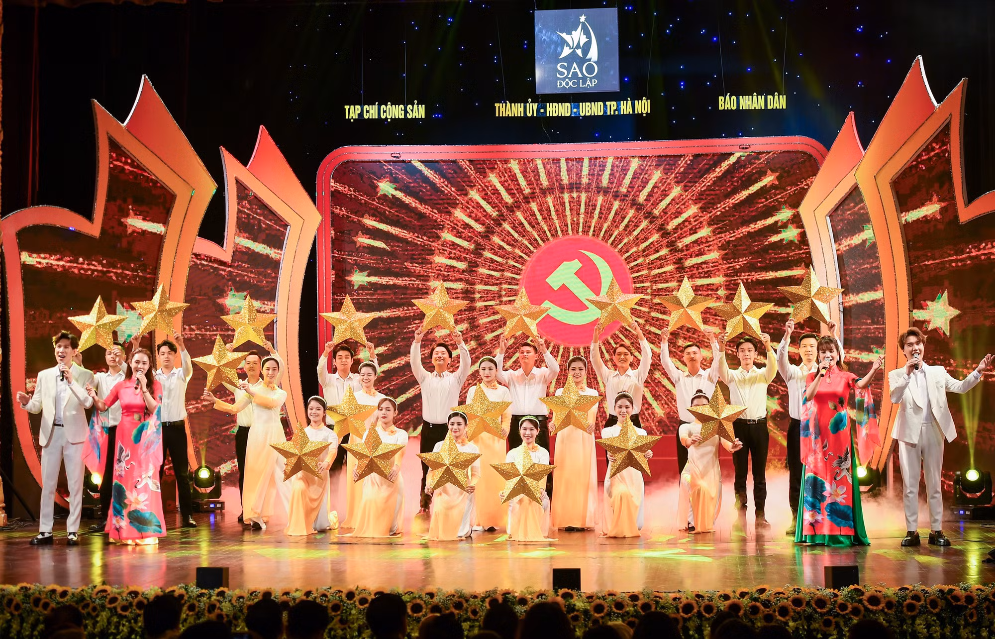 Ca khúc Thênh thang đường mới được các ca sĩ Hồng Dung, Đức Thọ, Bảo Trâm, Đức Trung và tập thể múa biểu diễn tại chương trình. (Ảnh: THÀNH ĐẠT)