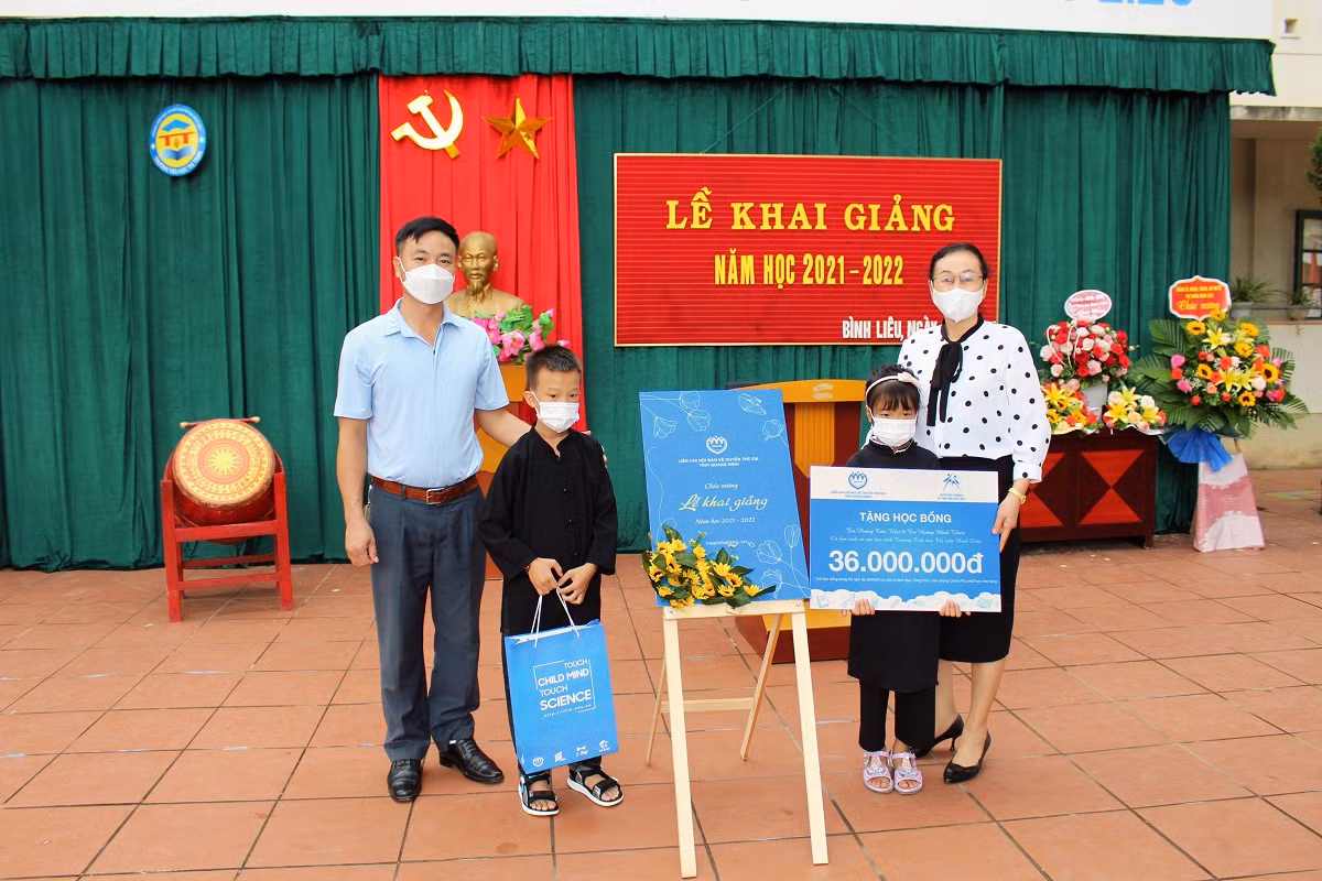 Đại diện QNACR trao học bổng cho học sinh tại huyện Bình Liêu nhân dịp năm học mới. Đại diện QNACR trao học bổng cho học sinh tại huyện Bình Liêu nhân dịp năm học mới.