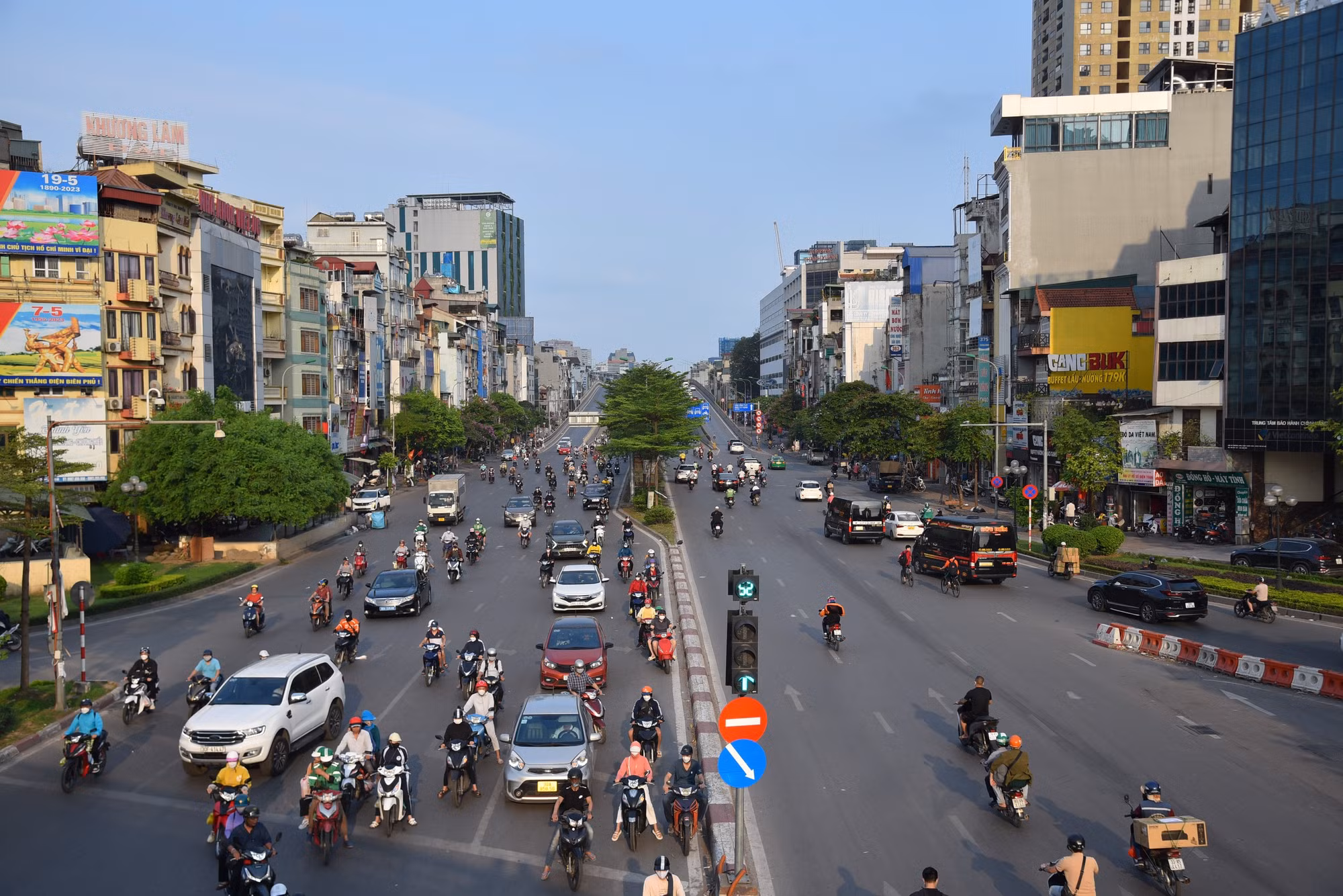 Khu vực Ngã Tư Sở, các phương tiện di chuyển thuận lợi. (Ảnh: Nhật Quang)