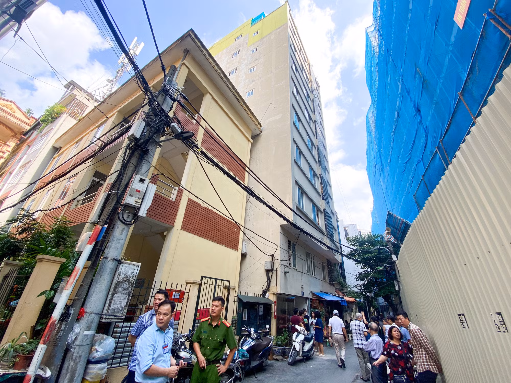 Tại phường Khương Mai, bị can Minh cũng xây dựng tòa chung cư mini cao 10 tầng ở số 26, ngõ 203 Trường Chinh. Ngày 19/9, Đoàn kiểm tra của quận Thanh Xuân đã tiến hành kiểm tra tại công trình này. Tại phường Khương Mai, bị can Minh cũng xây dựng tòa chung cư mini cao 10 tầng ở số 26, ngõ 203 Trường Chinh. Ngày 19/9, Đoàn kiểm tra của quận Thanh Xuân đã tiến hành kiểm tra tại công trình này.