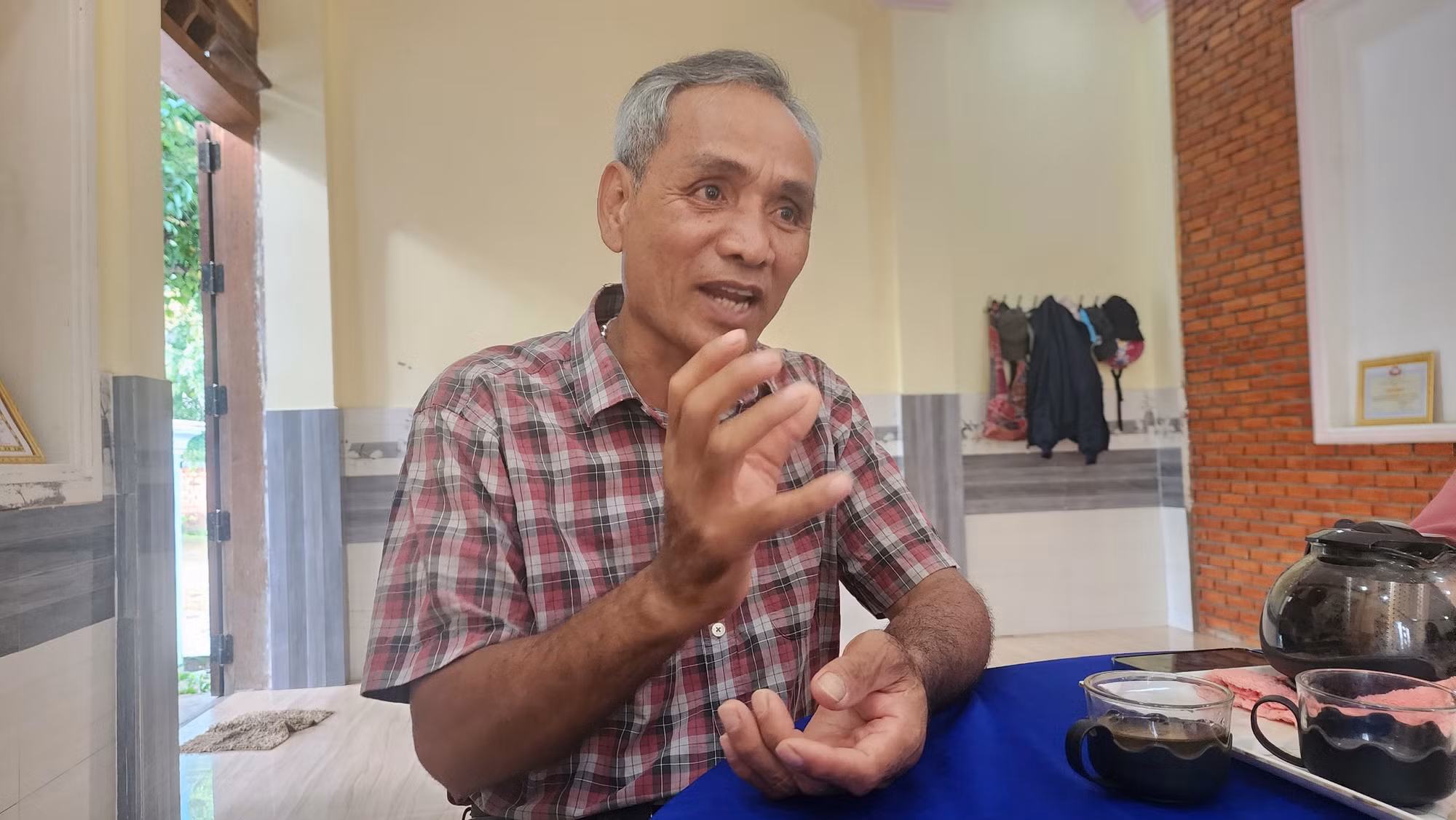 Nài voi Y Thanh Uông hồi tưởng lại những câu chuyện về thuần phục và nuôi dưỡng voi nhà. Nài voi Y Thanh Uông hồi tưởng lại những câu chuyện về thuần phục và nuôi dưỡng voi nhà.