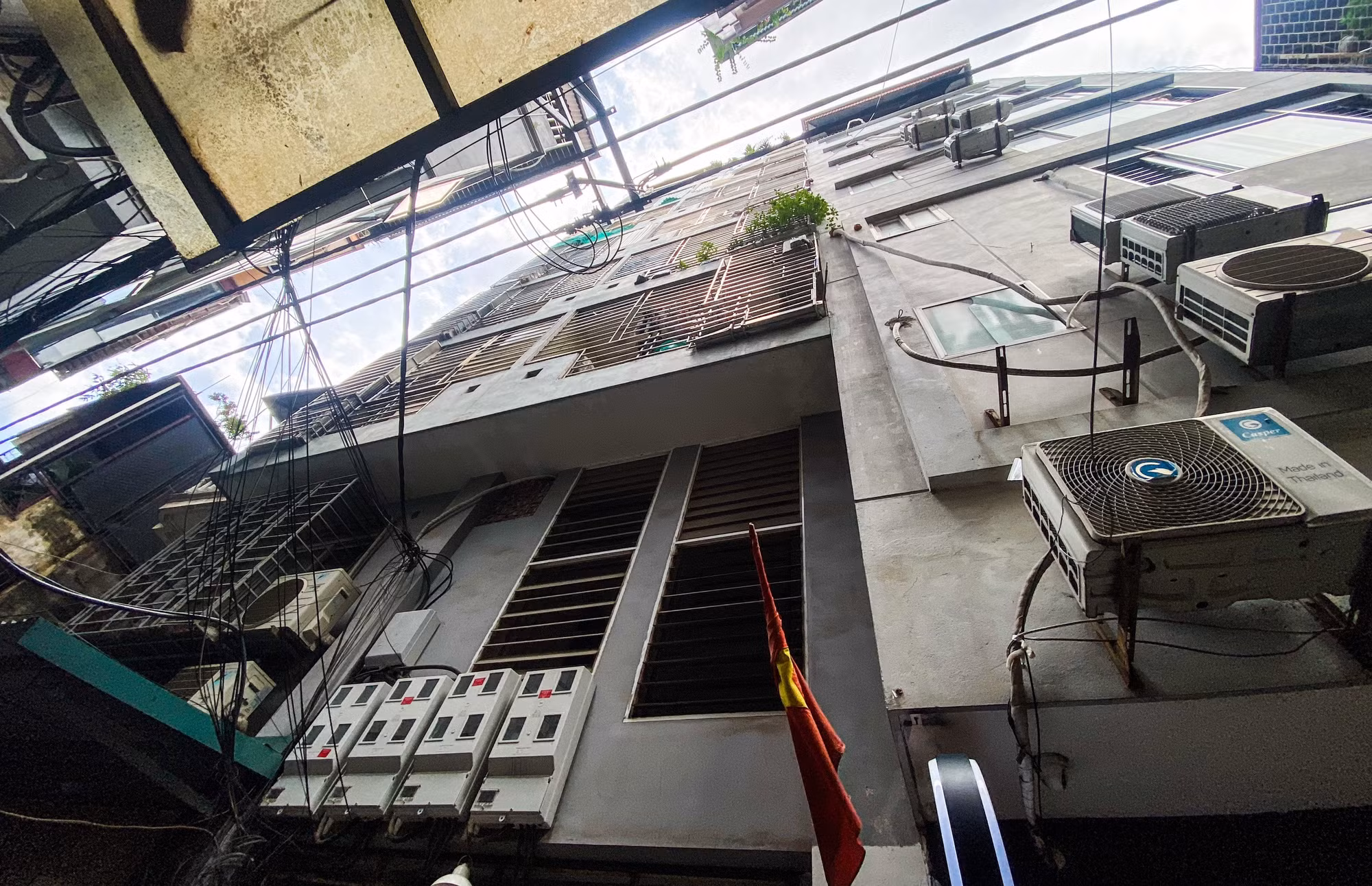 Tất cả các chung cư mini có liên quan đến bị can này đều chung đặc điểm là nằm sâu trong ngõ nhỏ, xây cao tầng (có dấu hiệu xây dựng sai phép như xây vượt tầng, xây tràn diện tích đất), phân làm nhiều phòng riêng để bán và cho thuê, không bảo đảm các yêu cầu phòng cháy chữa cháy. Tất cả các chung cư mini có liên quan đến bị can này đều chung đặc điểm là nằm sâu trong ngõ nhỏ, xây cao tầng (có dấu hiệu xây dựng sai phép như xây vượt tầng, xây tràn diện tích đất), phân làm nhiều phòng riêng để bán và cho thuê, không bảo đảm các yêu cầu phòng cháy chữa cháy.